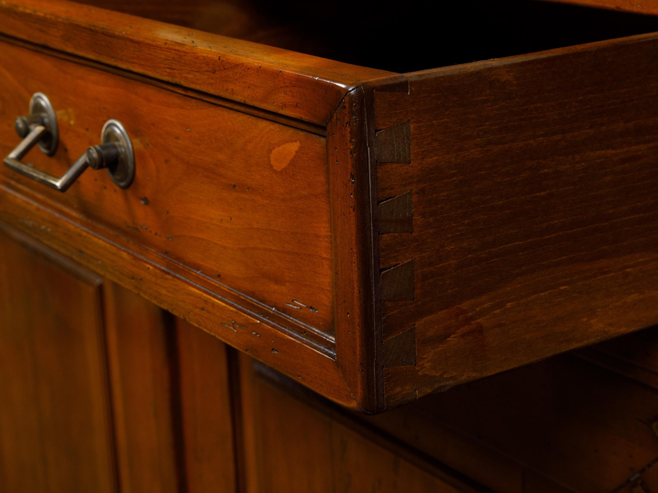 Enfilade francese del 1920 in noce con tre cassetti e tre ante, gambe affusolate in vendita 4
