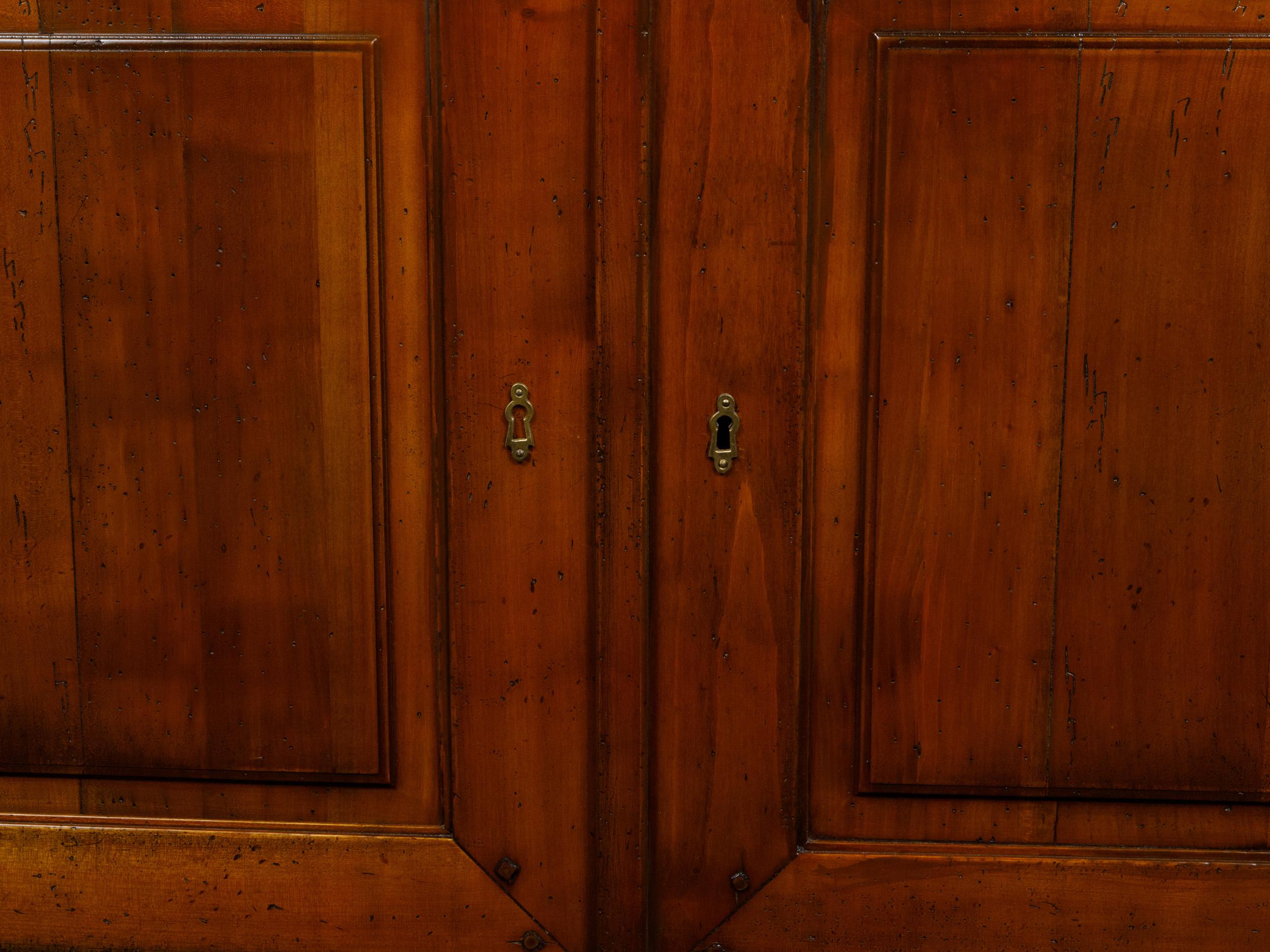 Enfilade francese del 1920 in noce con tre cassetti e tre ante, gambe affusolate in vendita 6