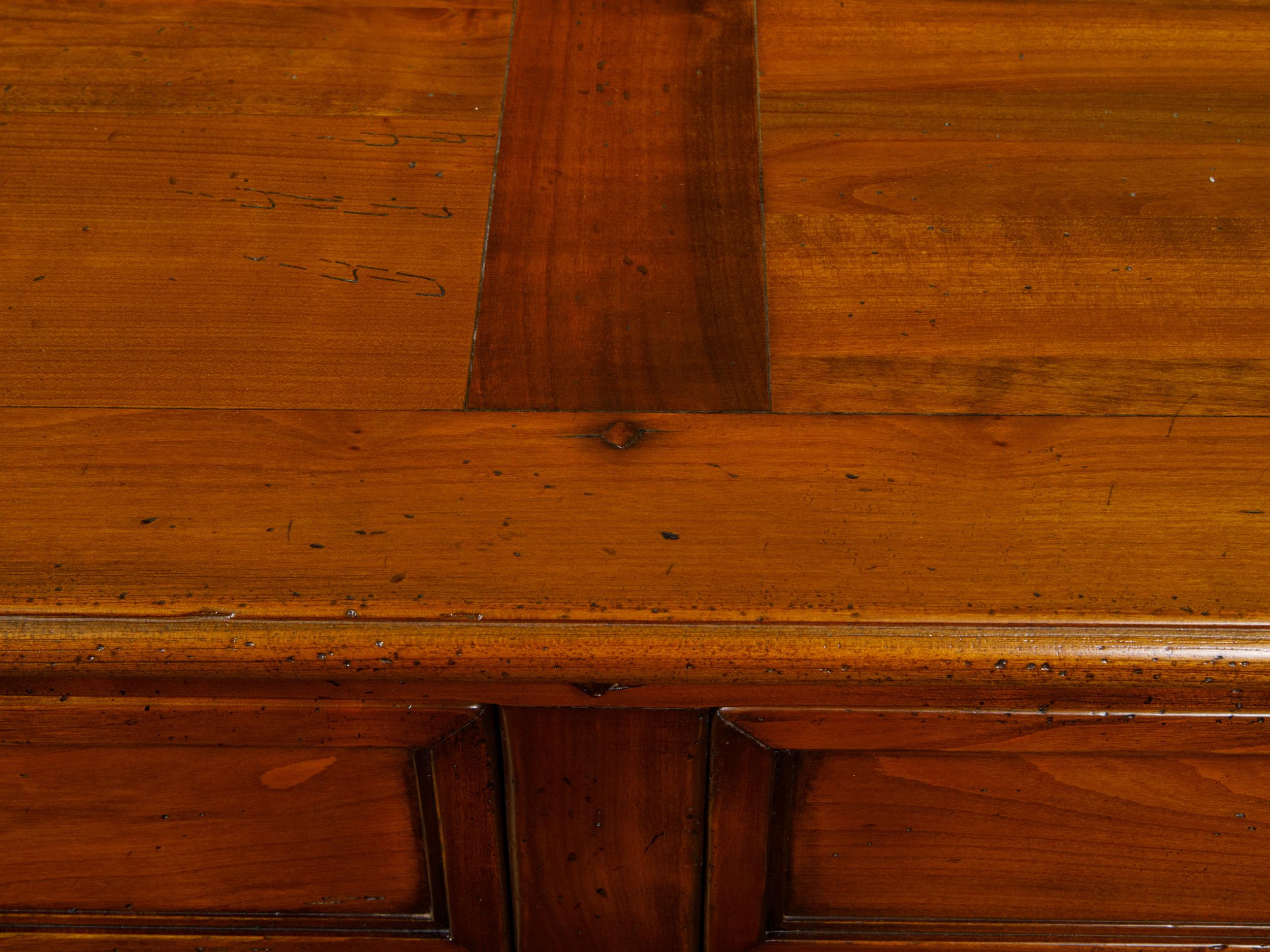 Enfilade francese del 1920 in noce con tre cassetti e tre ante, gambe affusolate in vendita 7