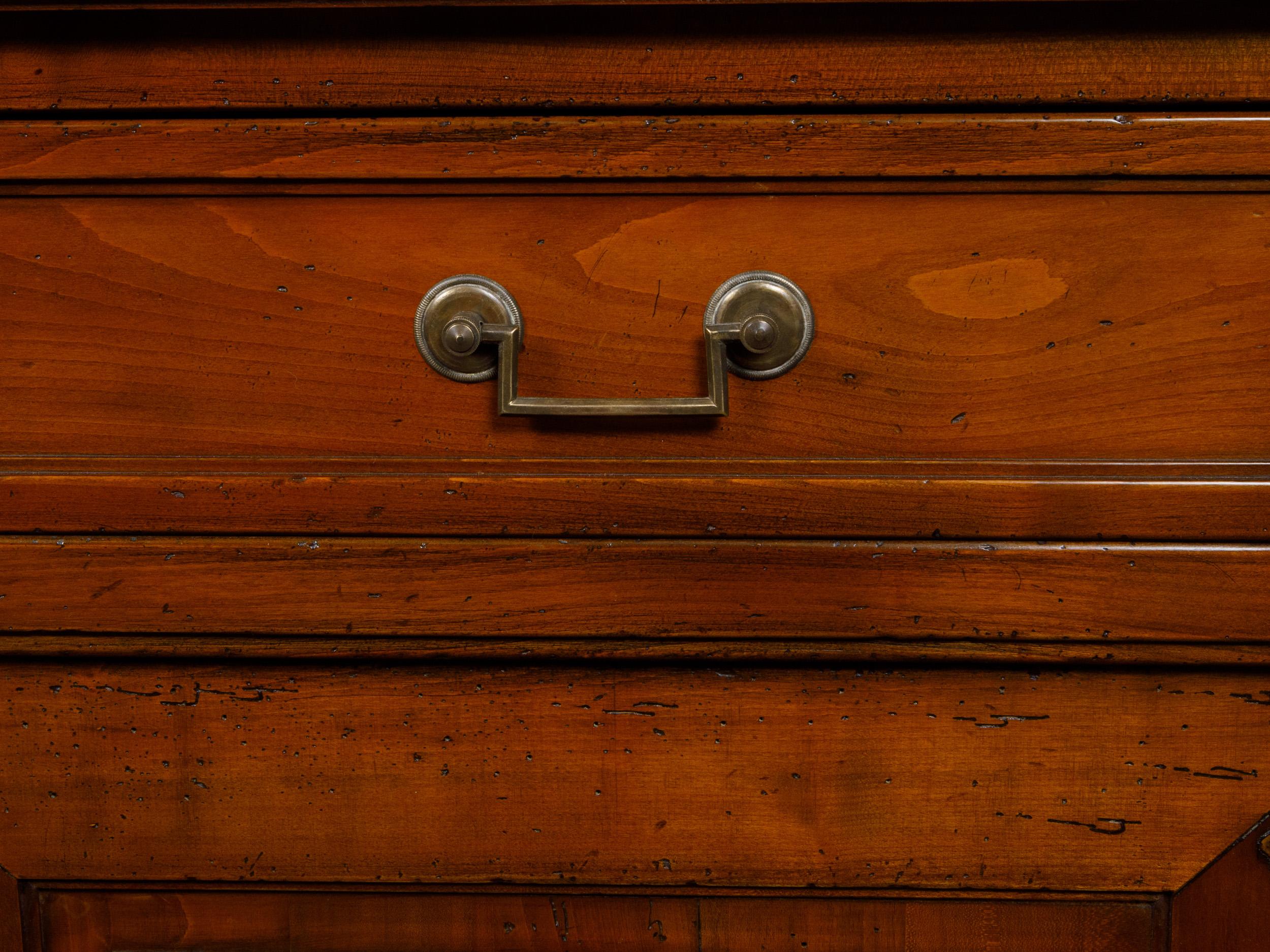 Enfilade francese del 1920 in noce con tre cassetti e tre ante, gambe affusolate in vendita 8