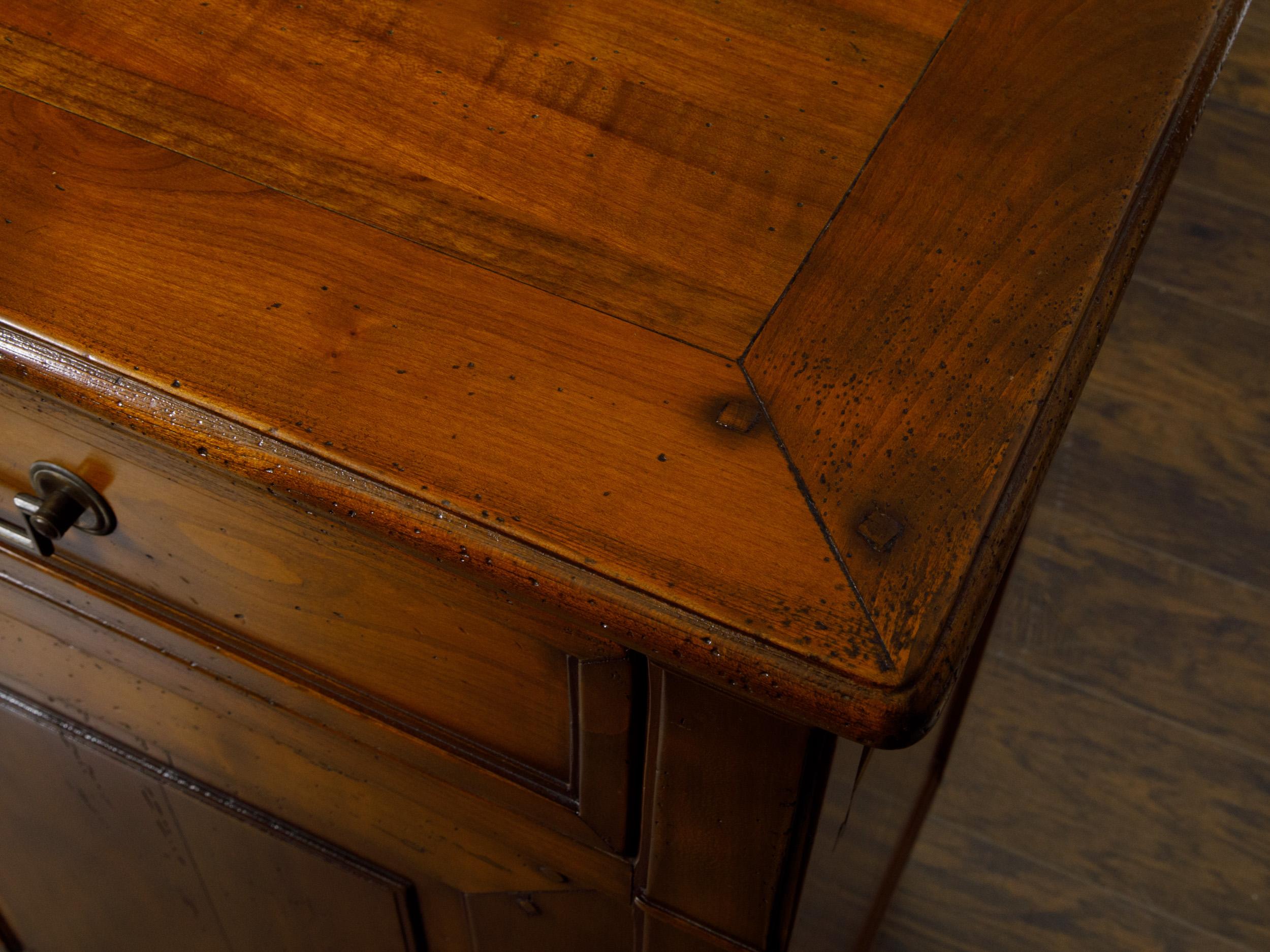 Enfilade francese del 1920 in noce con tre cassetti e tre ante, gambe affusolate in vendita 10