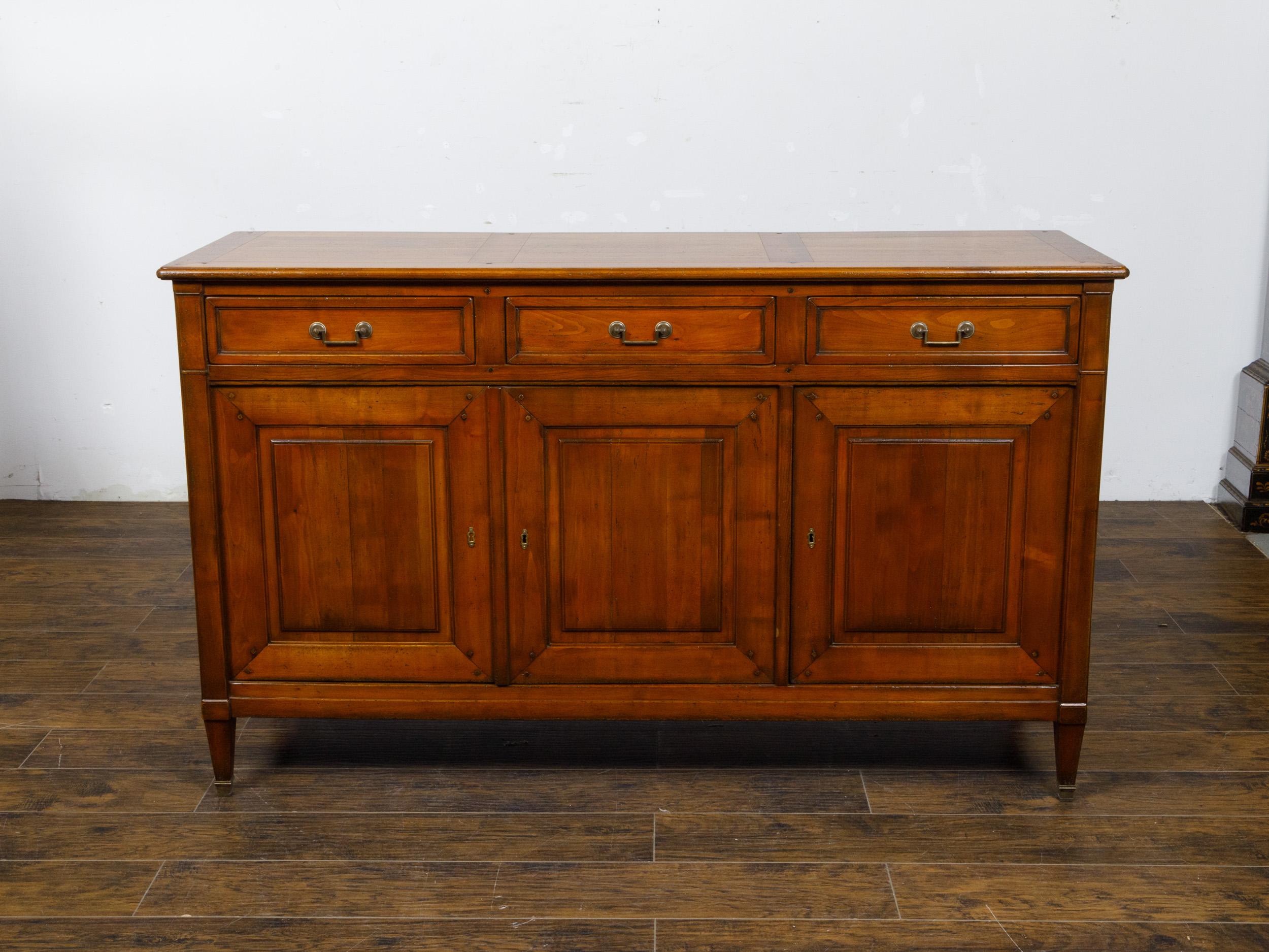 Un'enfilade francese in noce del 1920 circa con tre cassetti e tre ante. Questa elegante enfilade francese in noce, risalente al 1920 circa, è caratterizzata da un design estremamente equilibrato con tre cassetti posizionati su tre ante, che offrono