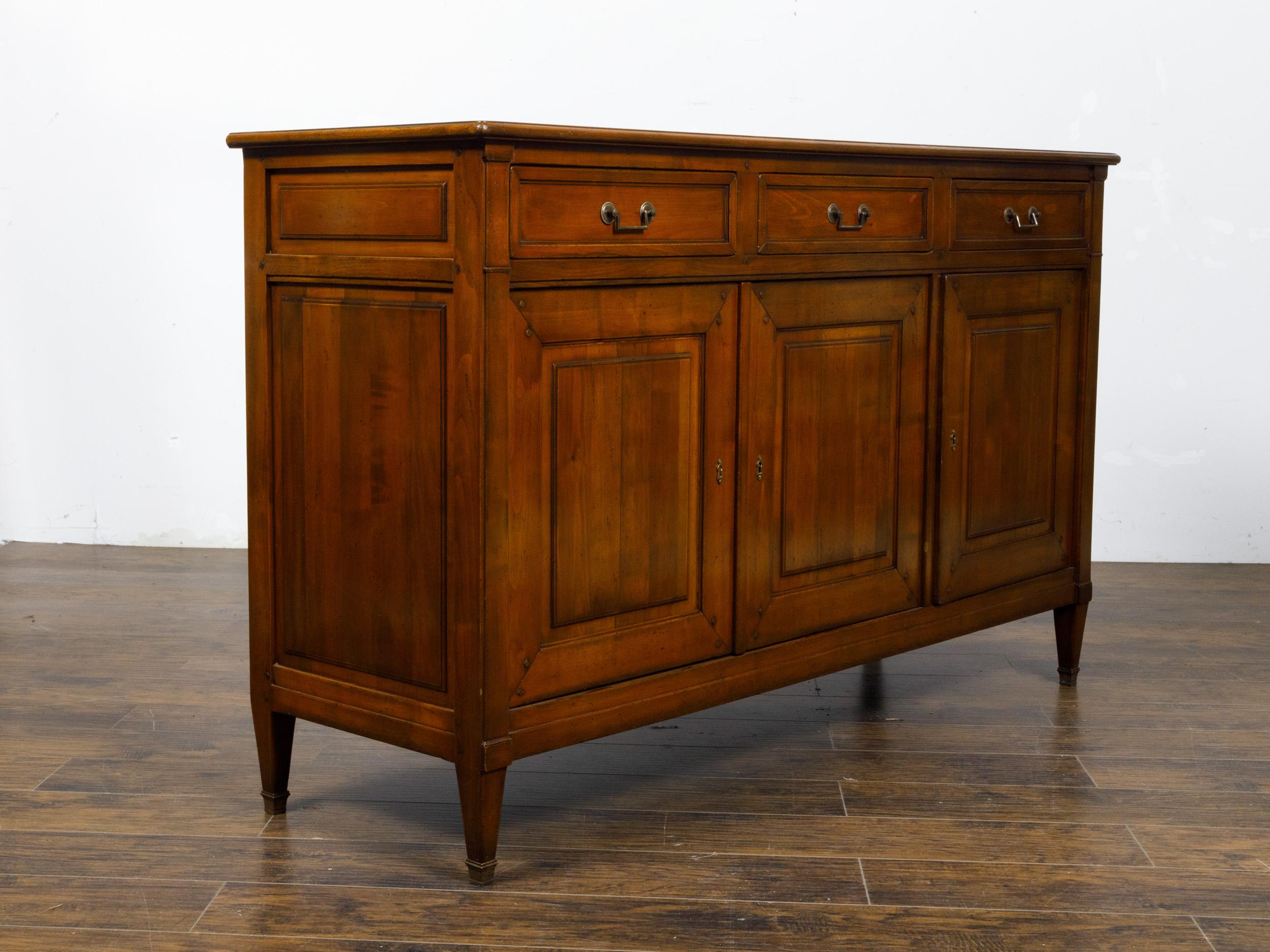 Francese Enfilade francese del 1920 in noce con tre cassetti e tre ante, gambe affusolate in vendita
