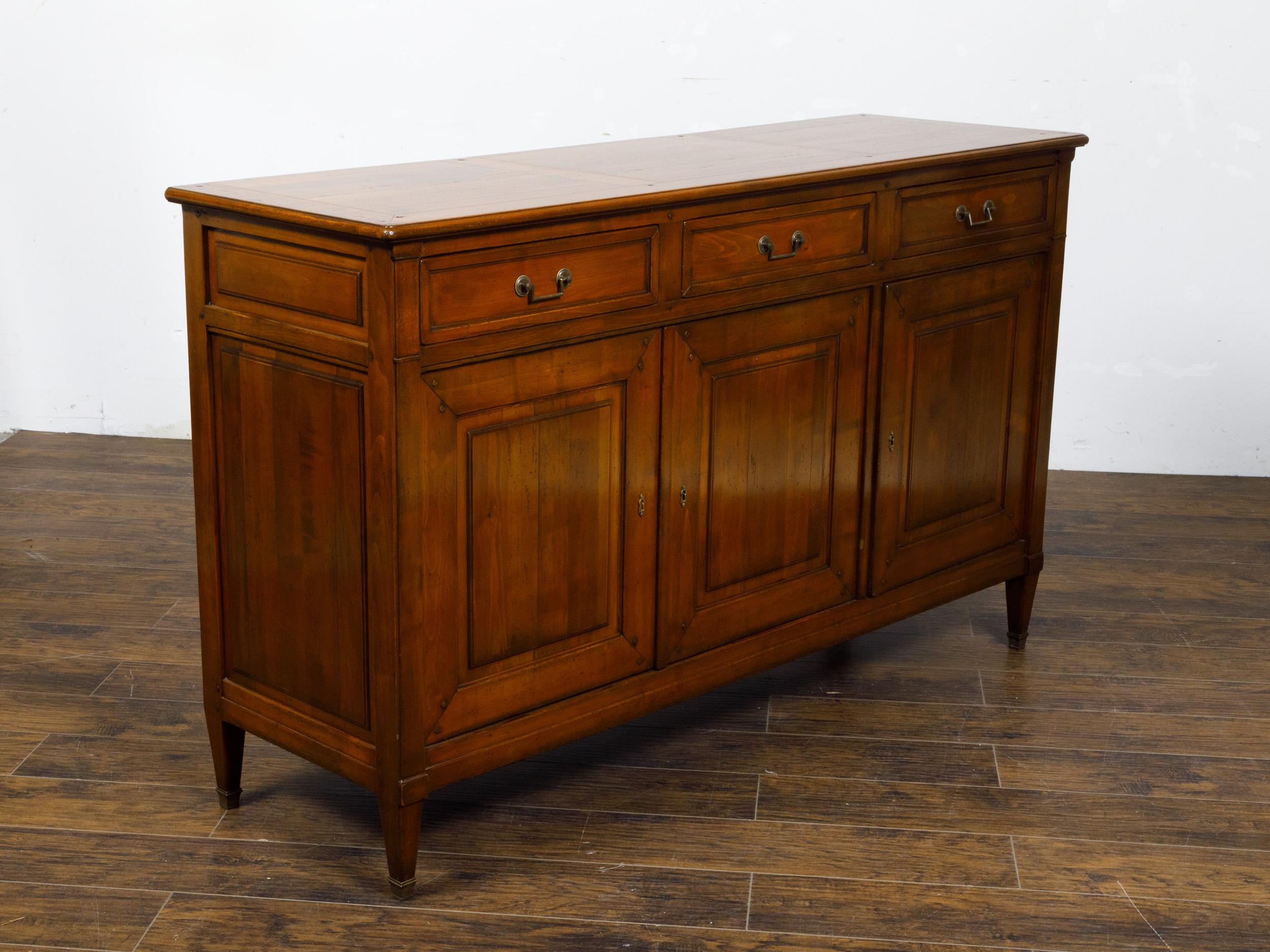 Enfilade francese del 1920 in noce con tre cassetti e tre ante, gambe affusolate In condizioni buone in vendita a Atlanta, GA