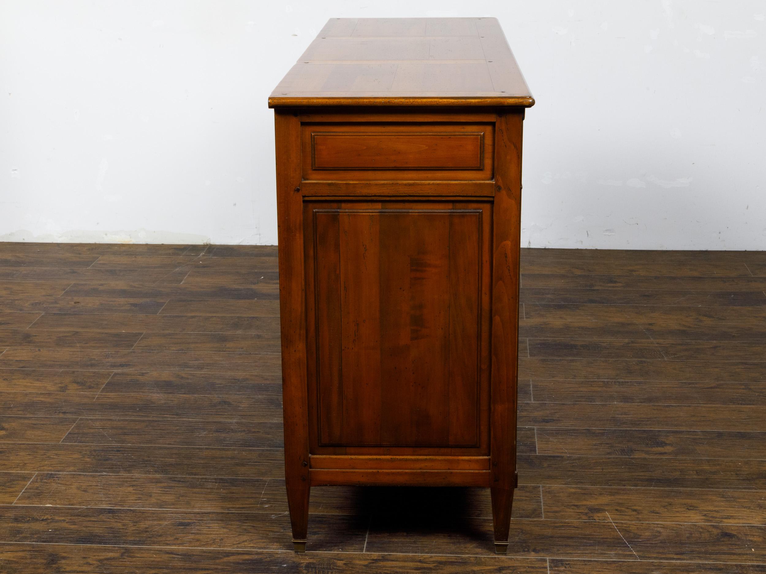 XX secolo Enfilade francese del 1920 in noce con tre cassetti e tre ante, gambe affusolate in vendita