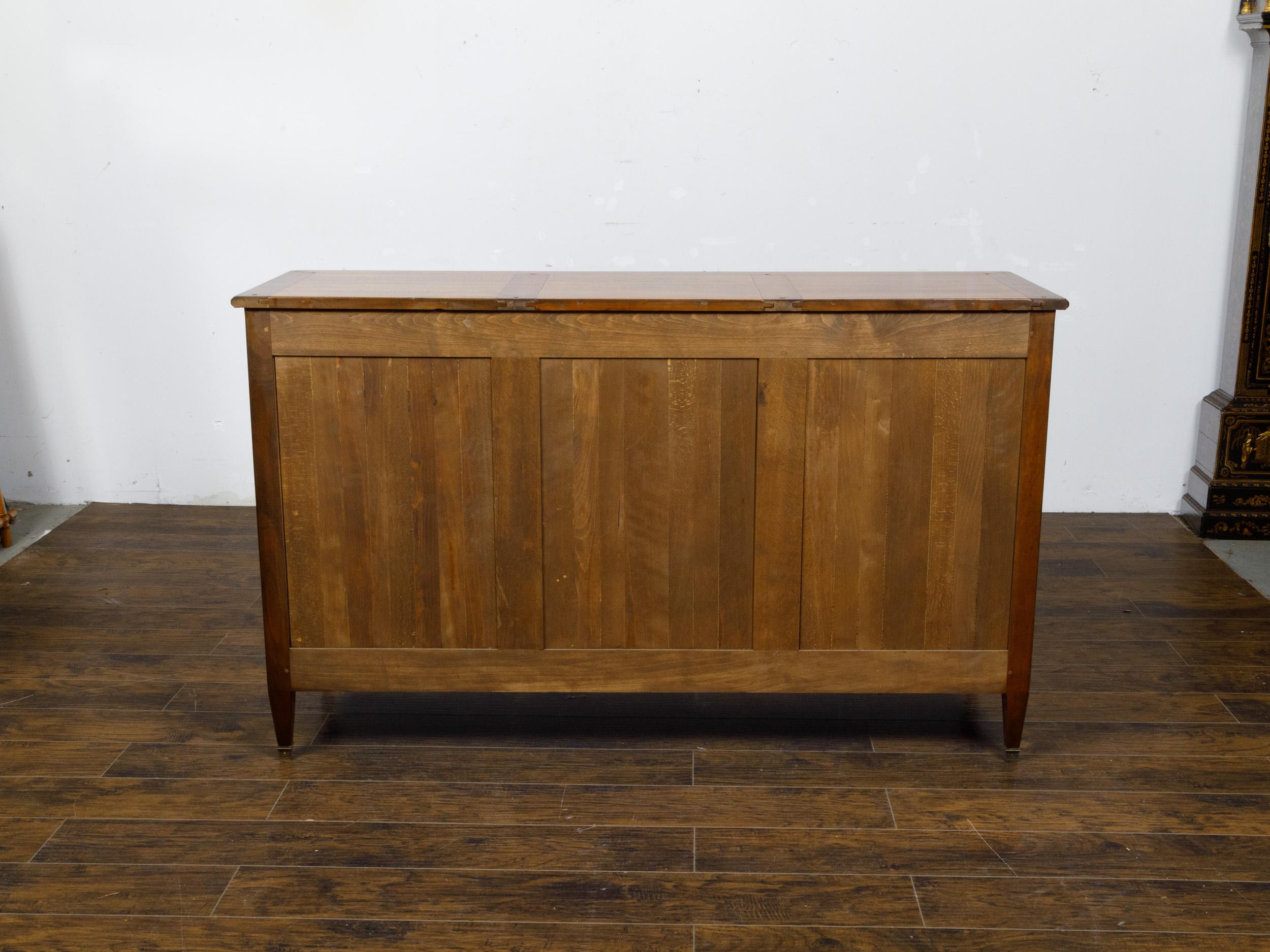 Ottone Enfilade francese del 1920 in noce con tre cassetti e tre ante, gambe affusolate in vendita