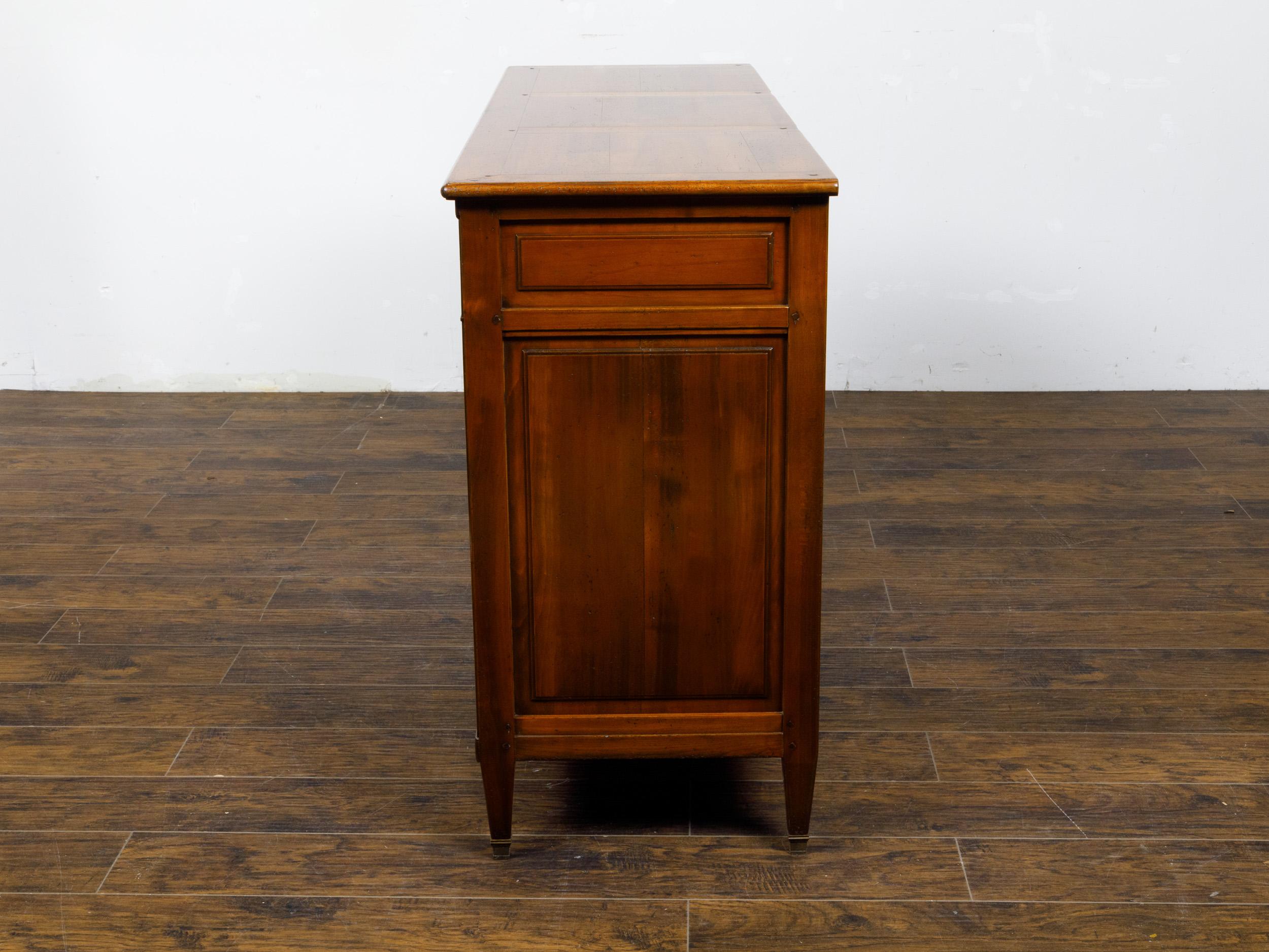 Enfilade francese del 1920 in noce con tre cassetti e tre ante, gambe affusolate in vendita 1