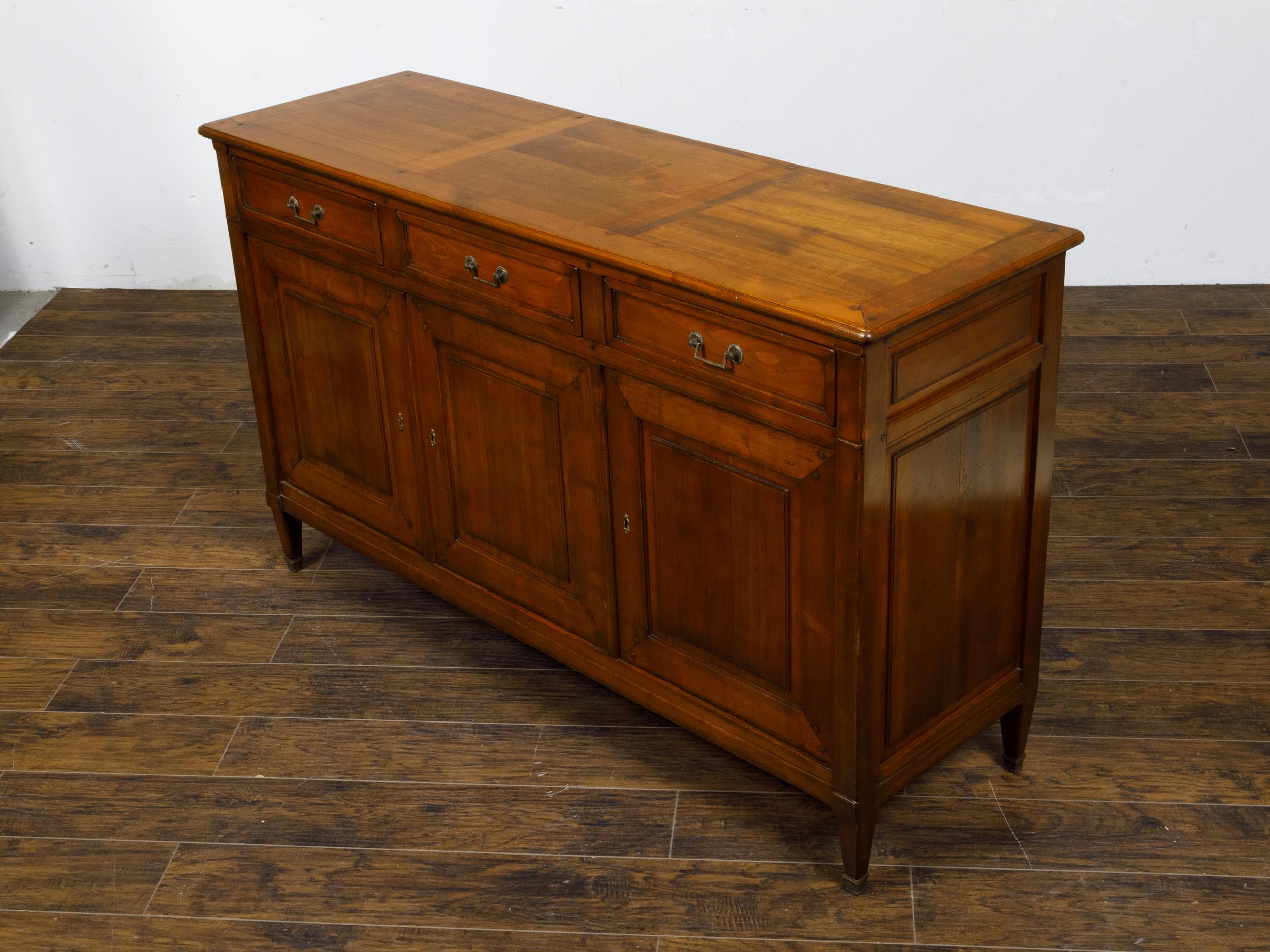 Enfilade francese del 1920 in noce con tre cassetti e tre ante, gambe affusolate in vendita 2
