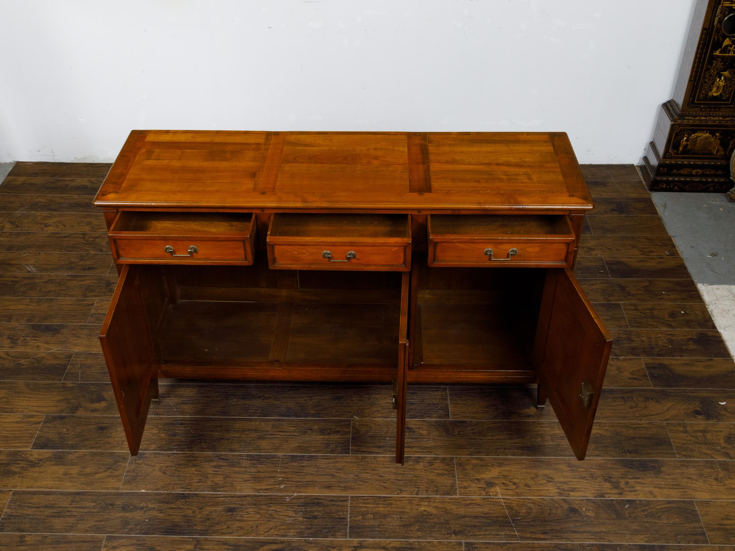 Enfilade francese del 1920 in noce con tre cassetti e tre ante, gambe affusolate in vendita 3