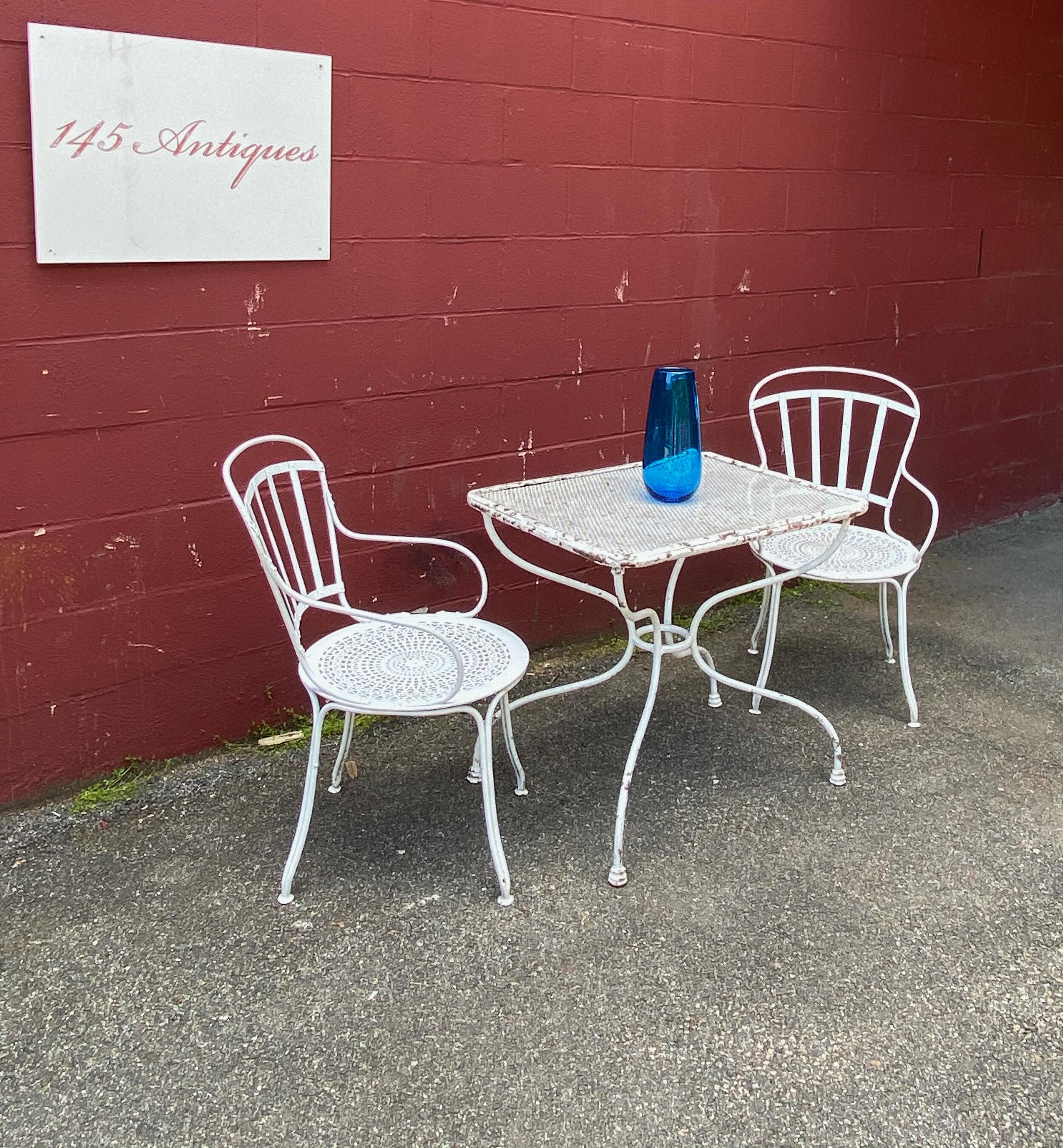 French 1920s White Painted Bistro Table In Fair Condition For Sale In Buchanan, NY