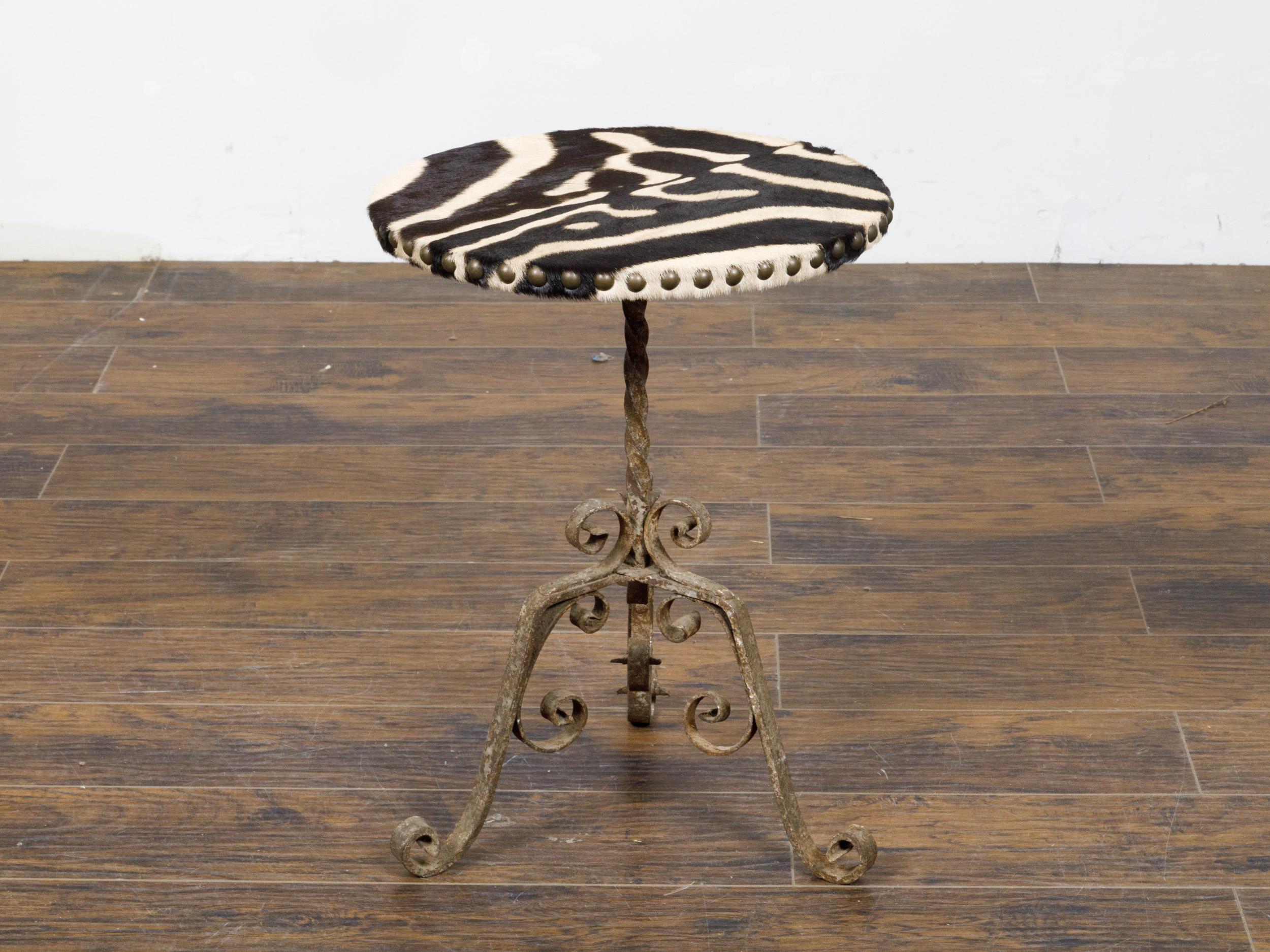 Table Guéridon en fer forgé des années 1920 avec plateau en peau de zèbre et base à volutes en vente 6