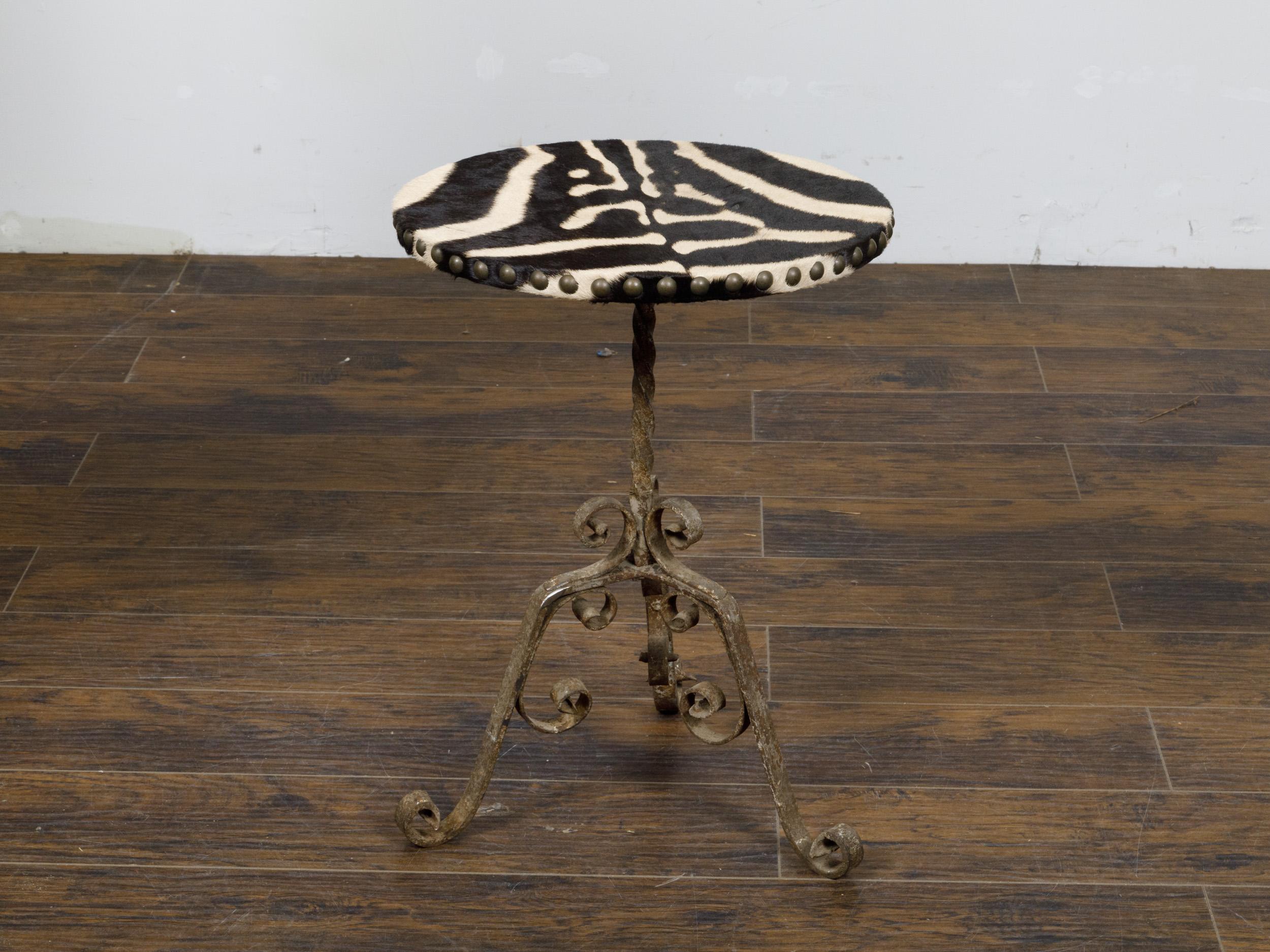 Français Table Guéridon en fer forgé des années 1920 avec plateau en peau de zèbre et base à volutes en vente