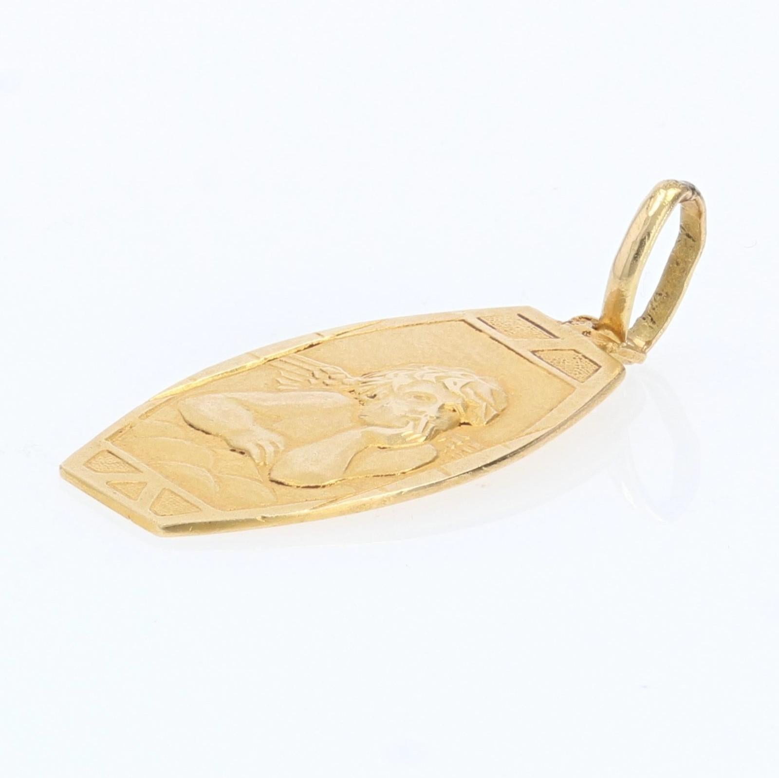 Medal in 18 karat yellow gold, eagle head hallmark.
Of oval shape with cut sides, this medal of baptism in yellow gold represents an angel on its cloud.
Pendant sold alone without its chain of presentation.
Height : 2,6 cm, width at the widest :
