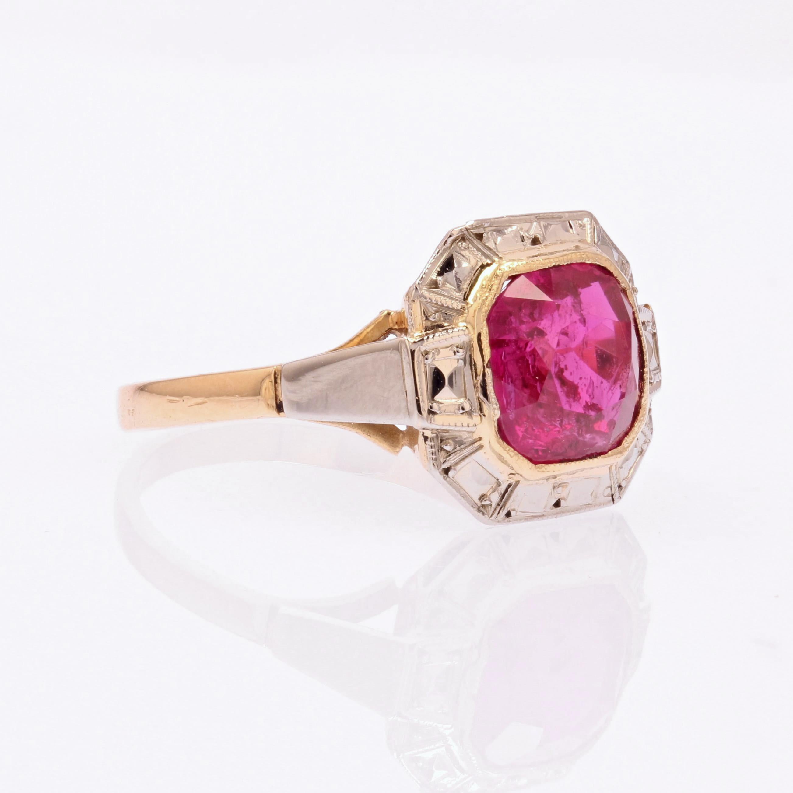 French 1925s Art Deco 2.30 Carats Ruby 18 Karat White and Yellow Gold Ring For Sale 6
