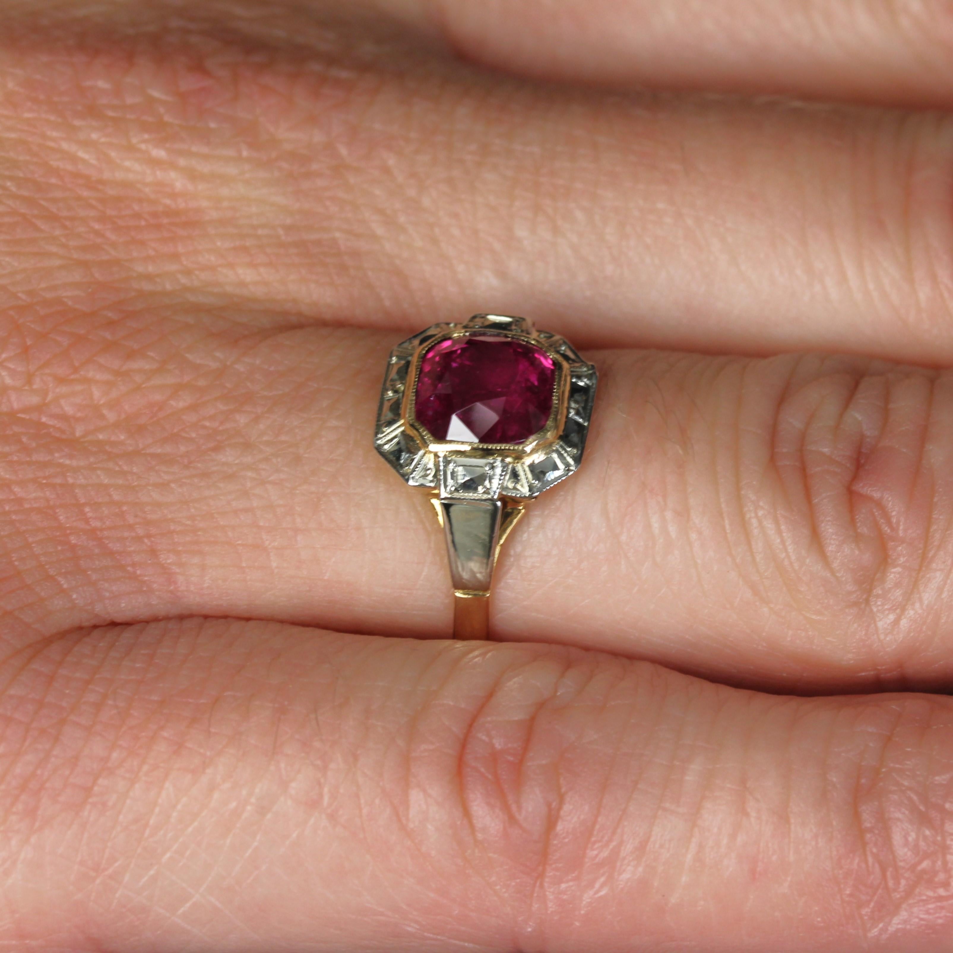 French 1925s Art Deco 2.30 Carats Ruby 18 Karat White and Yellow Gold Ring For Sale 7