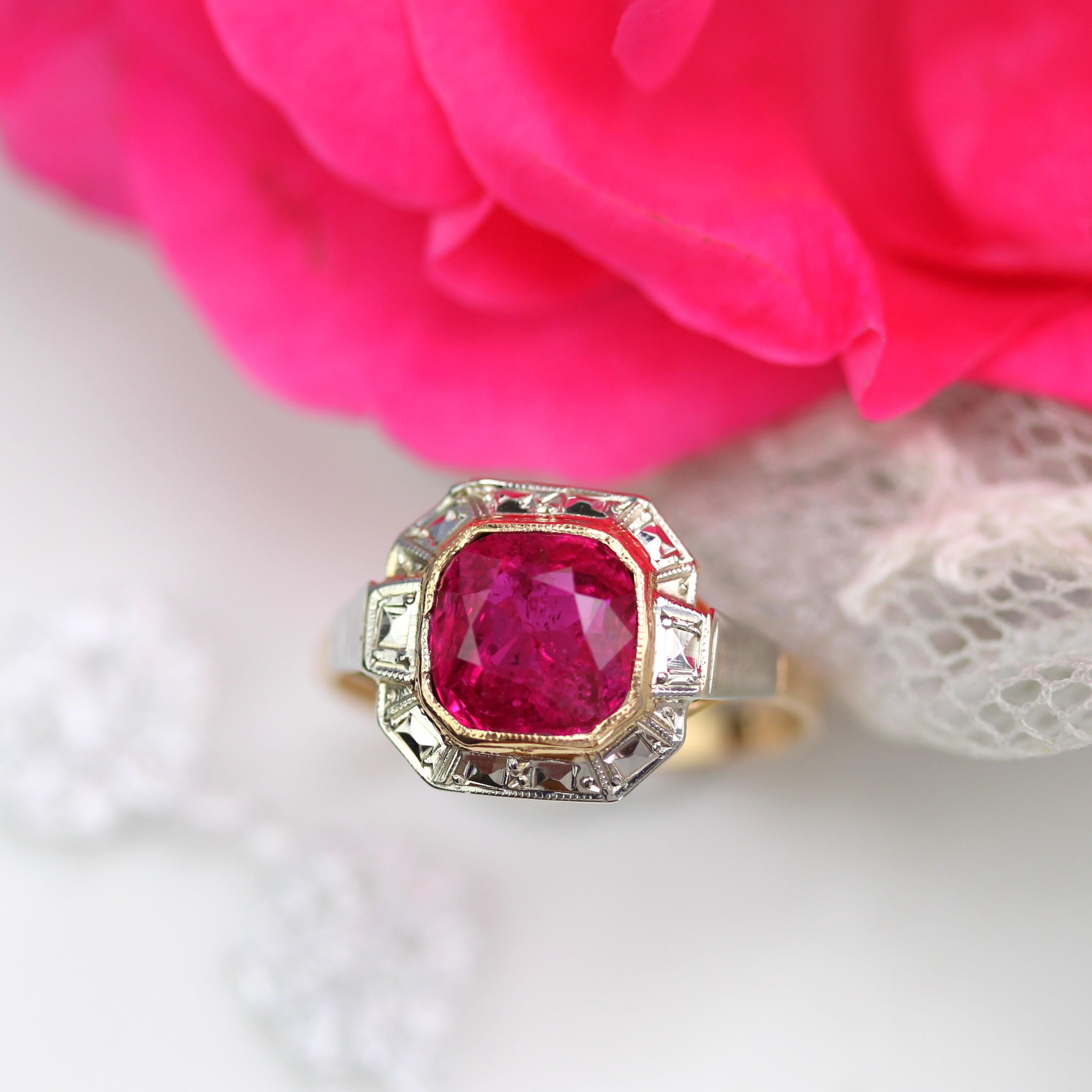 French 1925s Art Deco 2.30 Carats Ruby 18 Karat White and Yellow Gold Ring For Sale 8