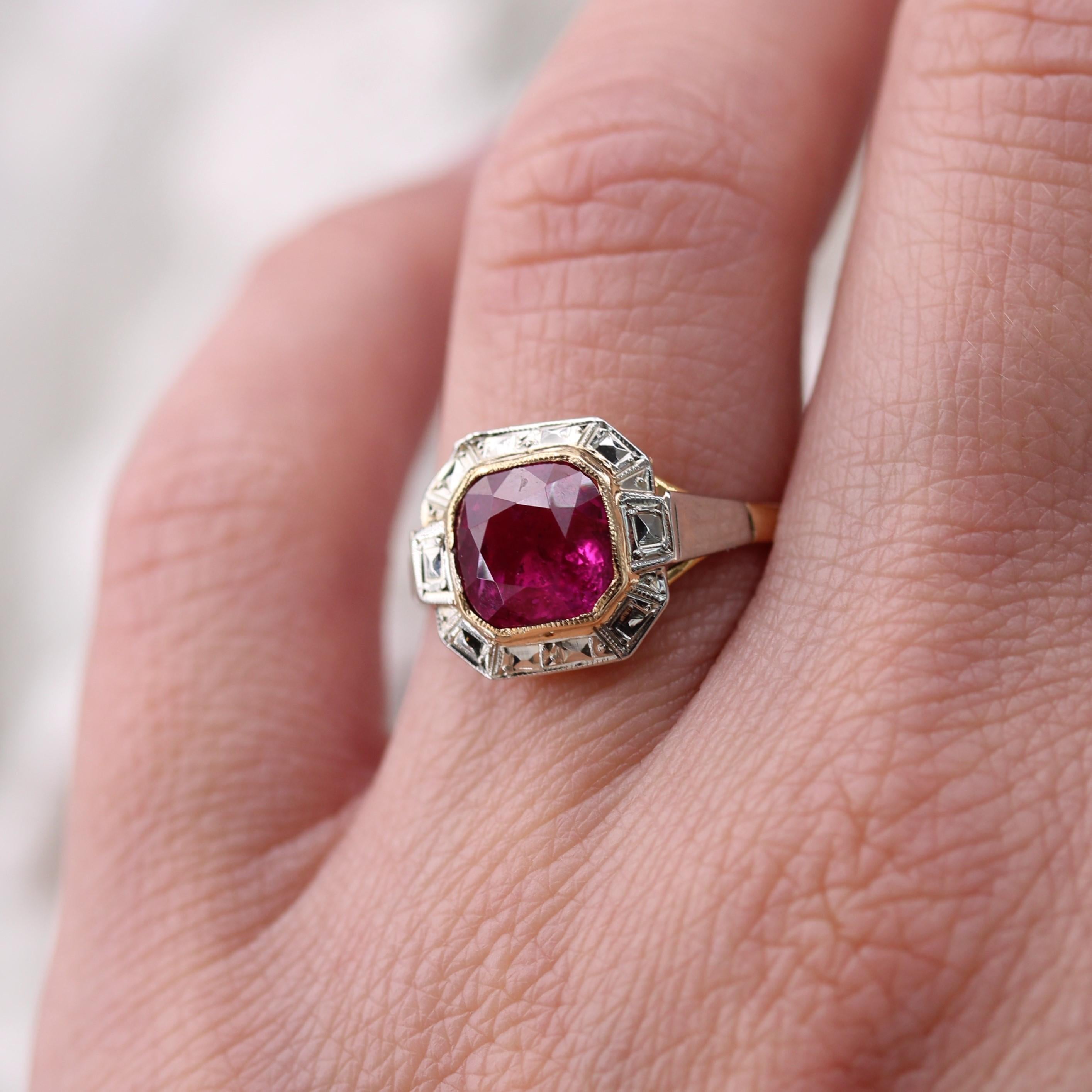 French 1925s Art Deco 2.30 Carats Ruby 18 Karat White and Yellow Gold Ring For Sale 9