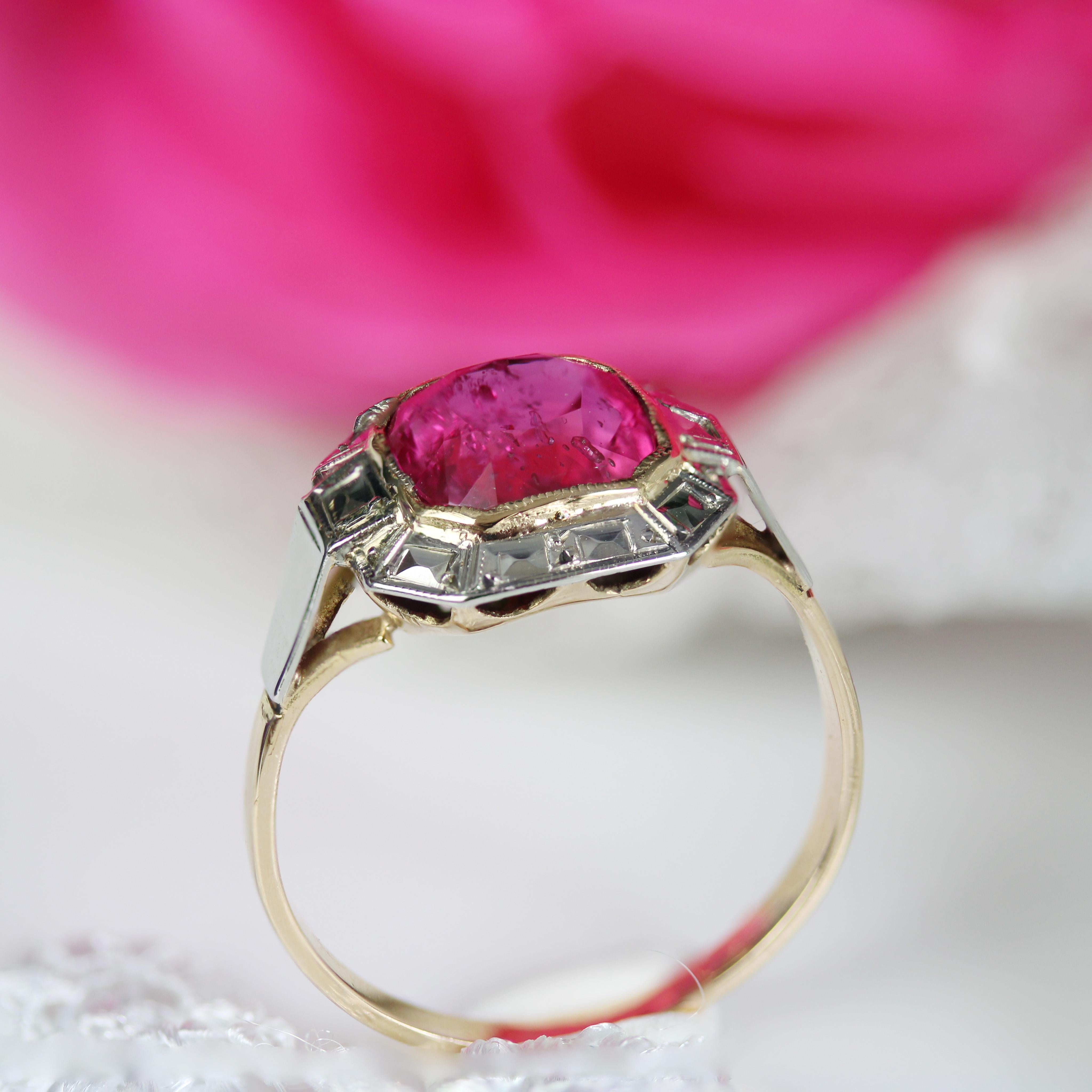 French 1925s Art Deco 2.30 Carats Ruby 18 Karat White and Yellow Gold Ring For Sale 11