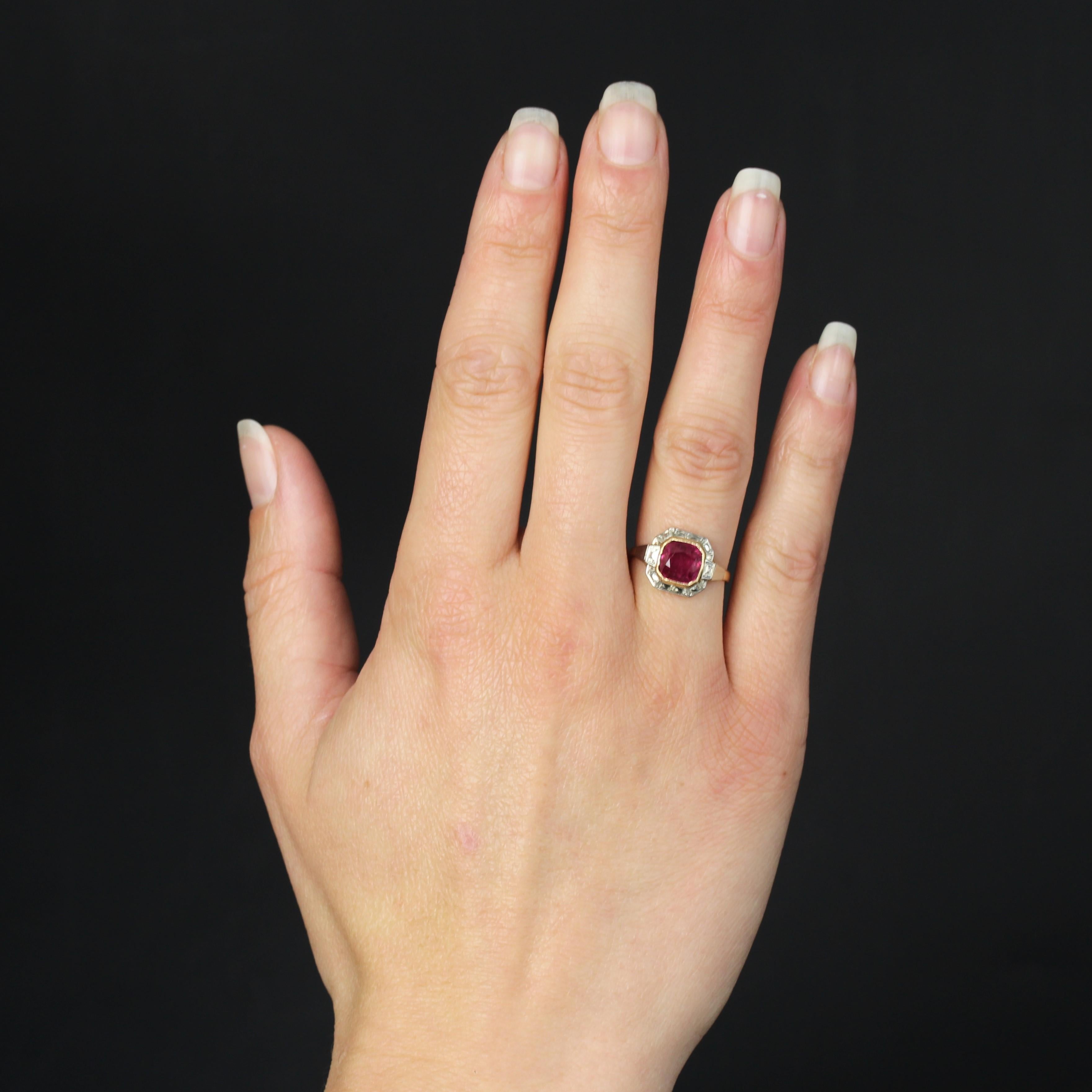 Ring in 18 karat white and yellow gold, eagle's head hallmark.
An Art Deco ring with geometric lines, its setting is adorned with diamond-tipped decorations in white gold and set in the center with a cushion-cut ruby in millegrain closed setting.