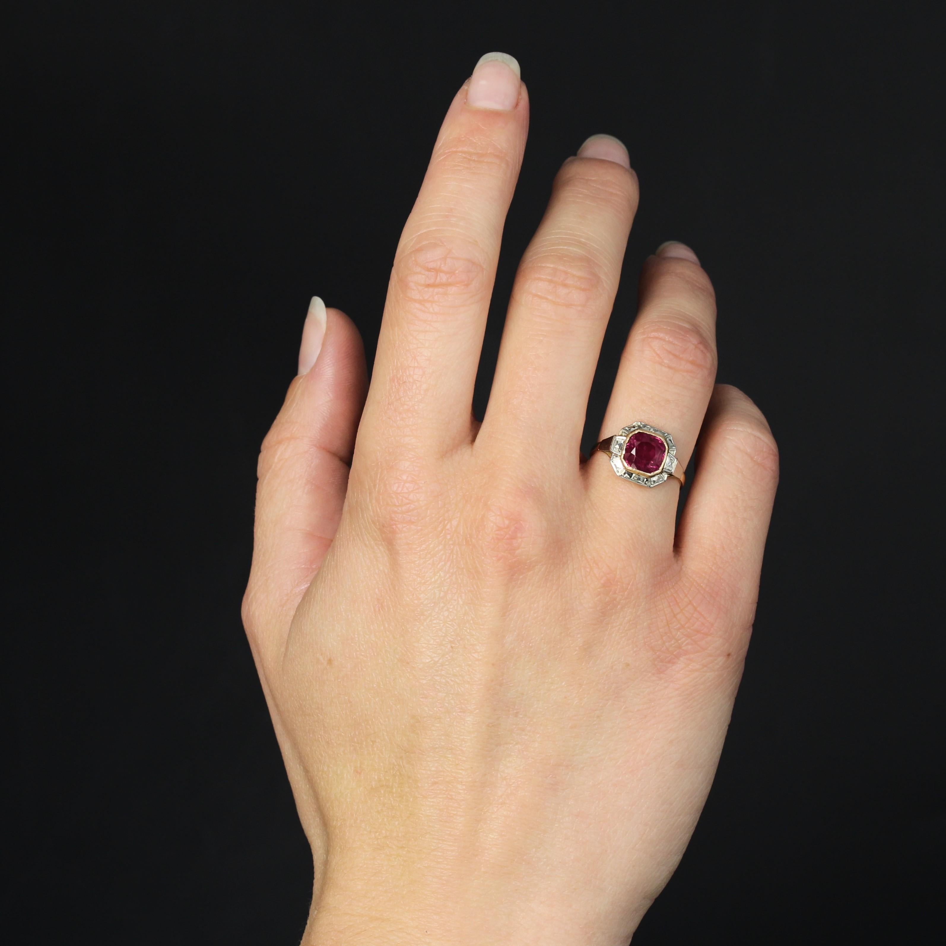 French 1925s Art Deco 2.30 Carats Ruby 18 Karat White and Yellow Gold Ring In Good Condition For Sale In Poitiers, FR