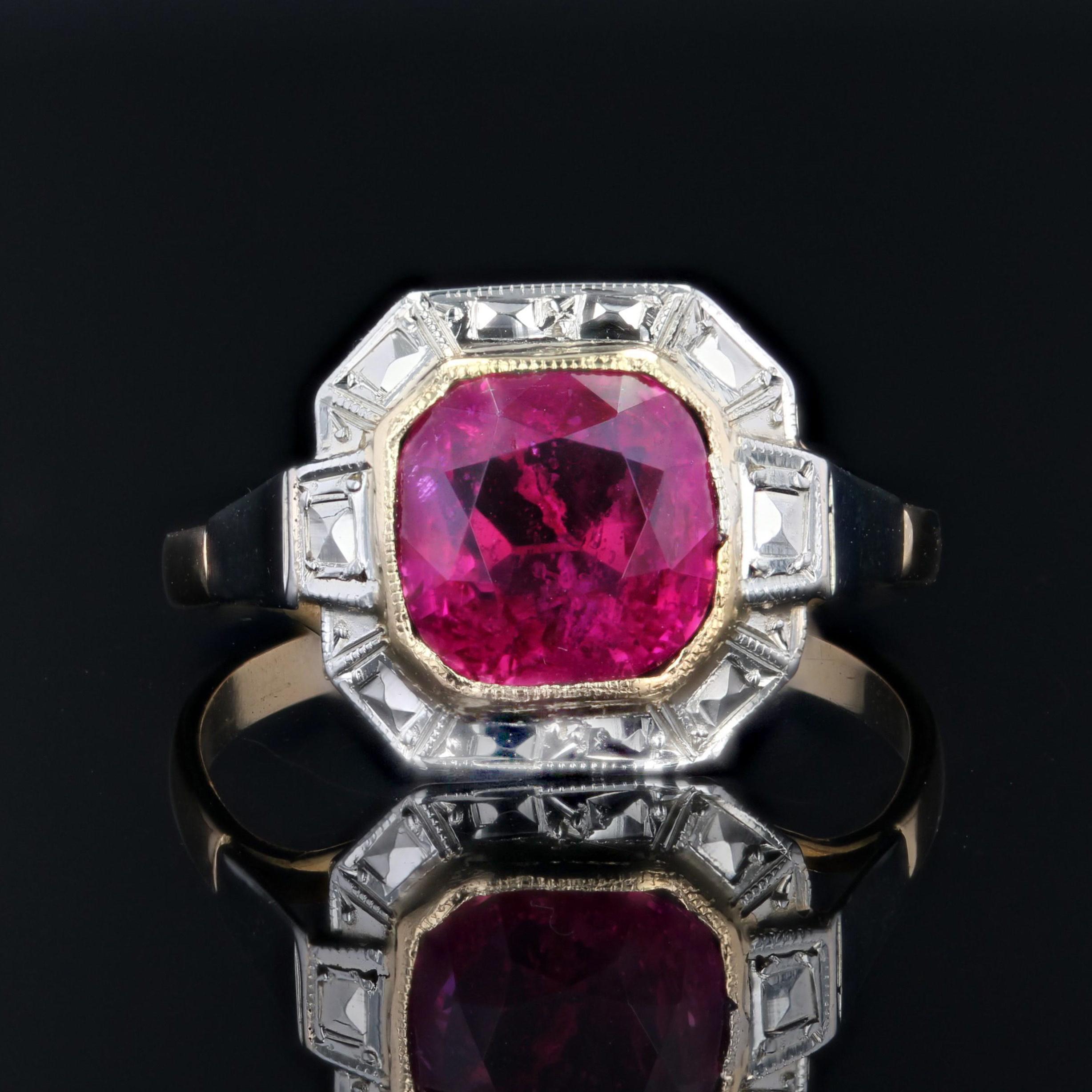 Women's French 1925s Art Deco 2.30 Carats Ruby 18 Karat White and Yellow Gold Ring For Sale