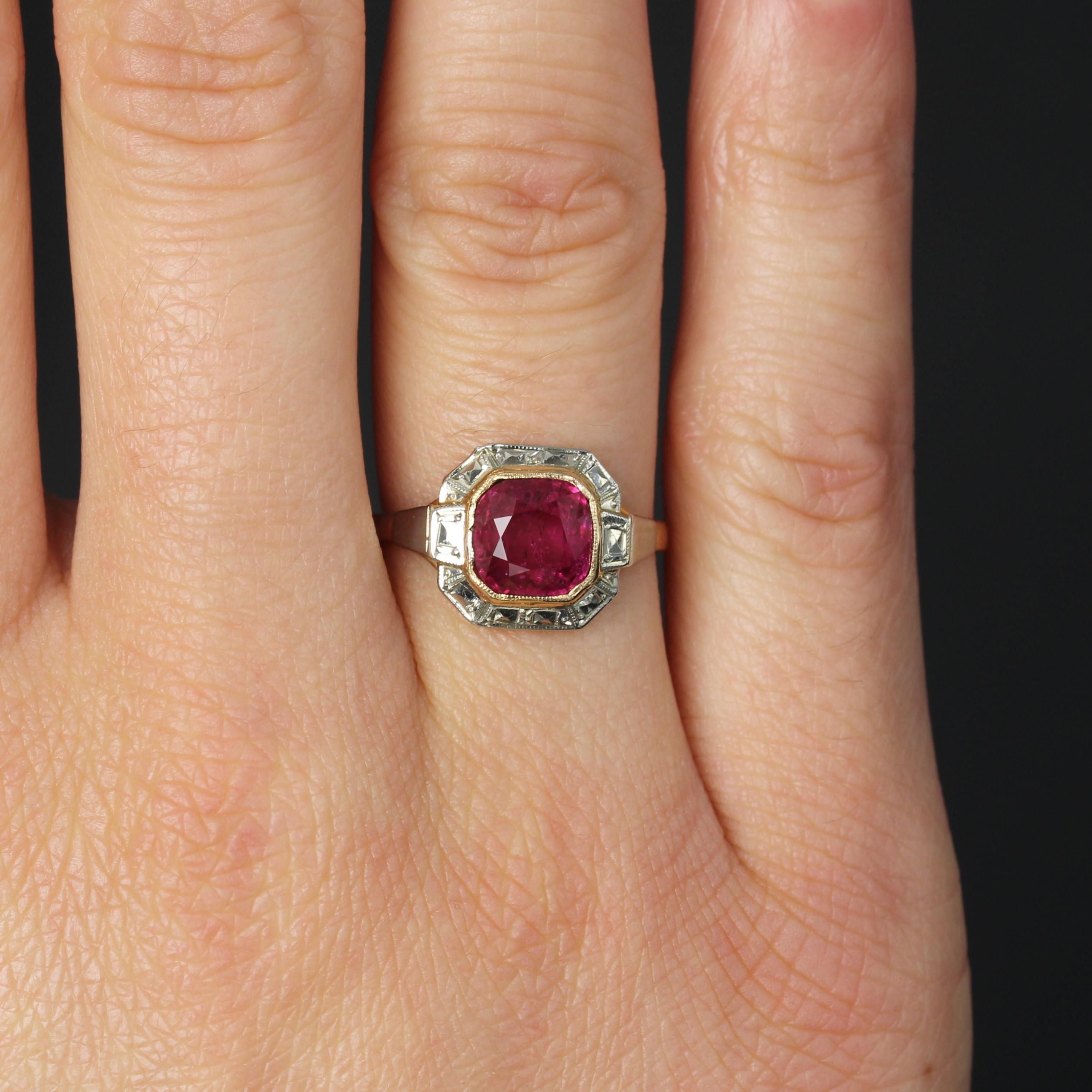 French 1925s Art Deco 2.30 Carats Ruby 18 Karat White and Yellow Gold Ring For Sale 1