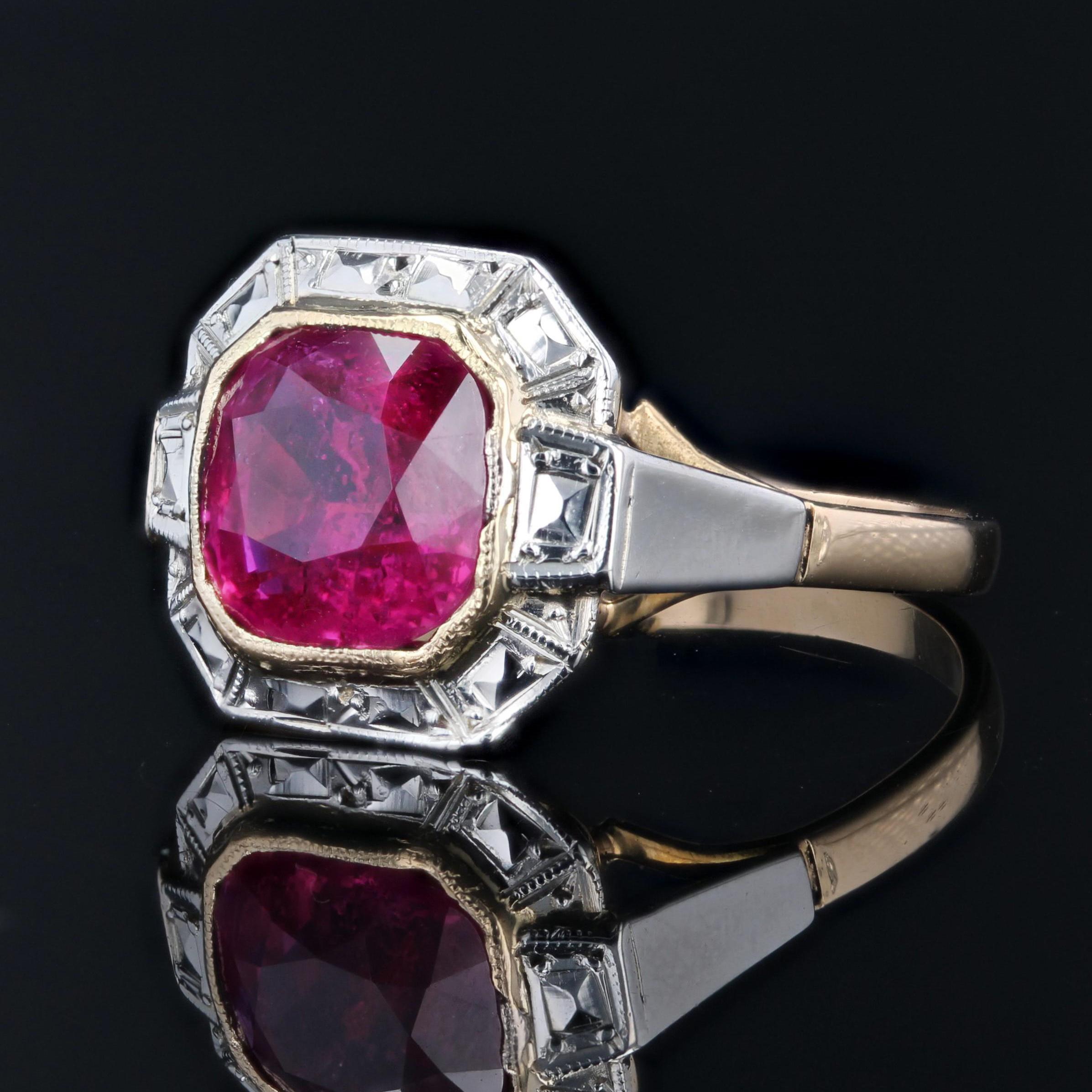 French 1925s Art Deco 2.30 Carats Ruby 18 Karat White and Yellow Gold Ring For Sale 2