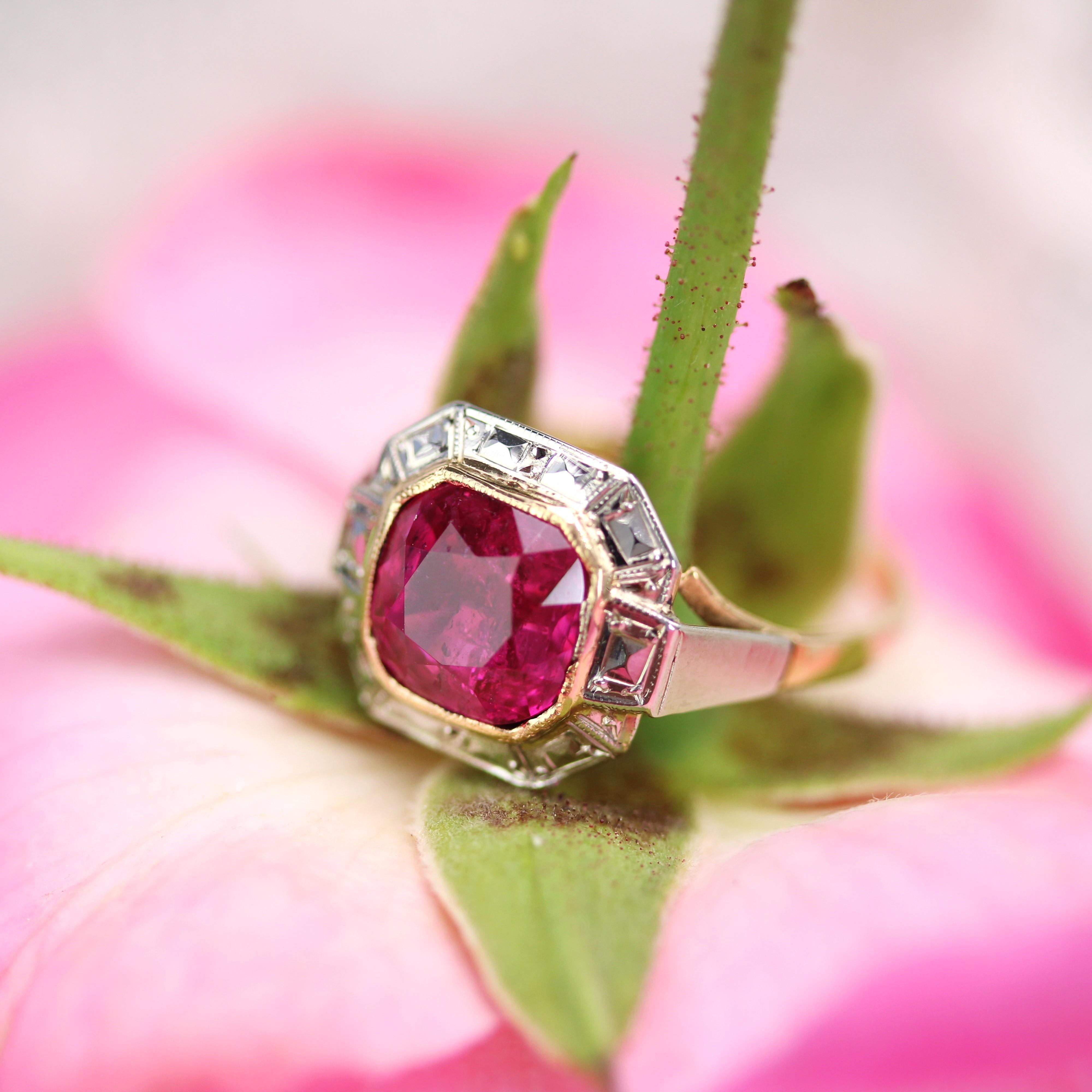 French 1925s Art Deco 2.30 Carats Ruby 18 Karat White and Yellow Gold Ring For Sale 3