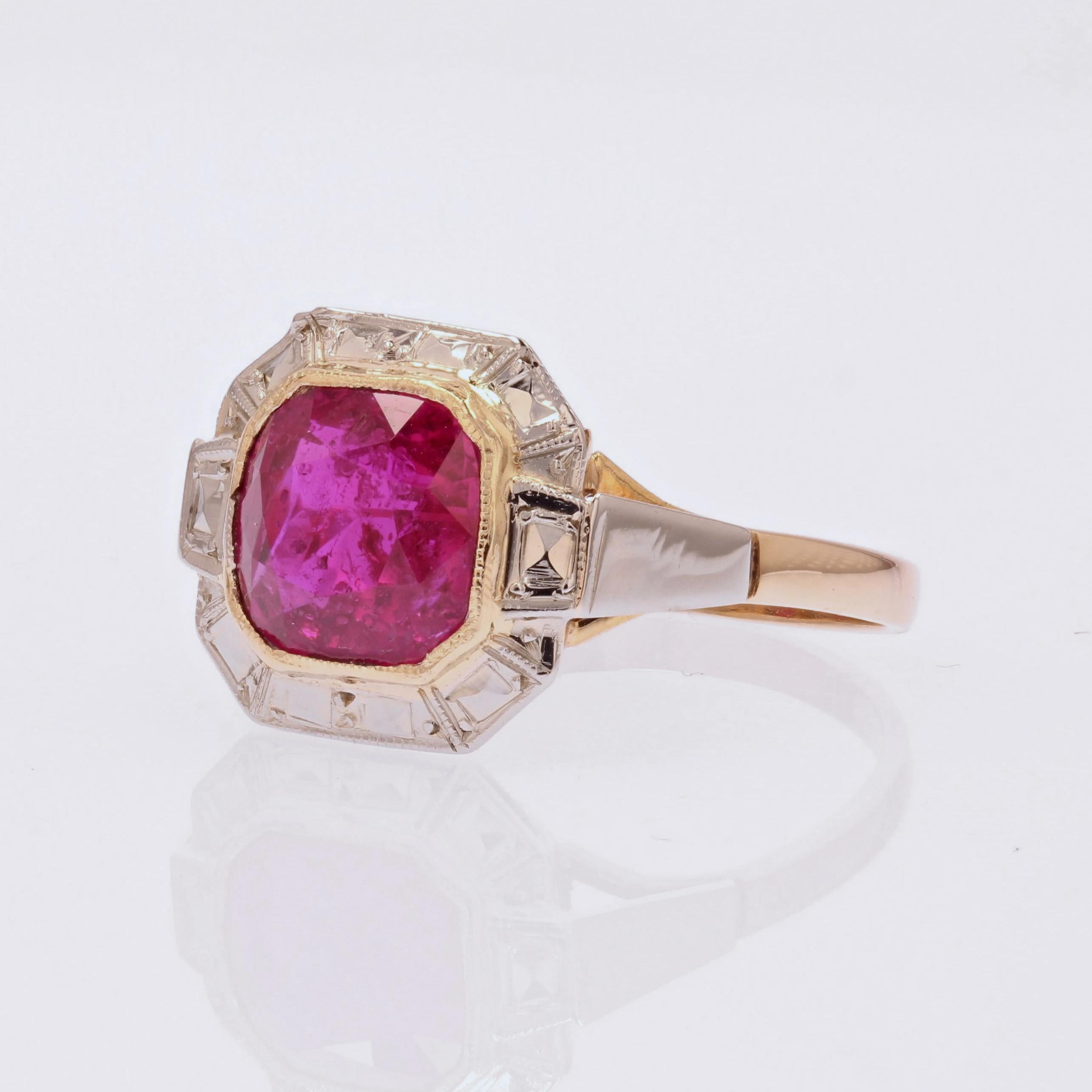 French 1925s Art Deco 2.30 Carats Ruby 18 Karat White and Yellow Gold Ring For Sale 4