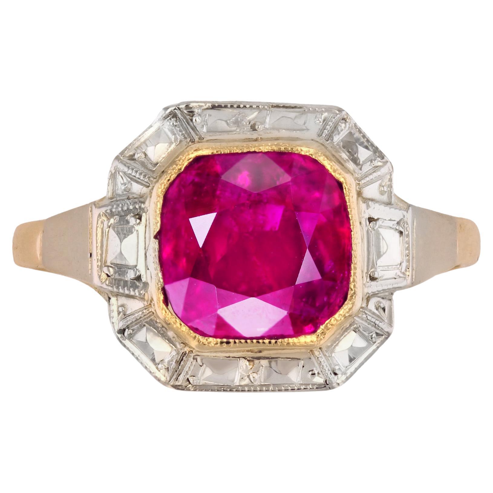 French 1925s Art Deco 2.30 Carats Ruby 18 Karat White and Yellow Gold Ring For Sale