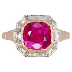 Antique French 1925s Art Deco 2.30 Carats Ruby 18 Karat White and Yellow Gold Ring