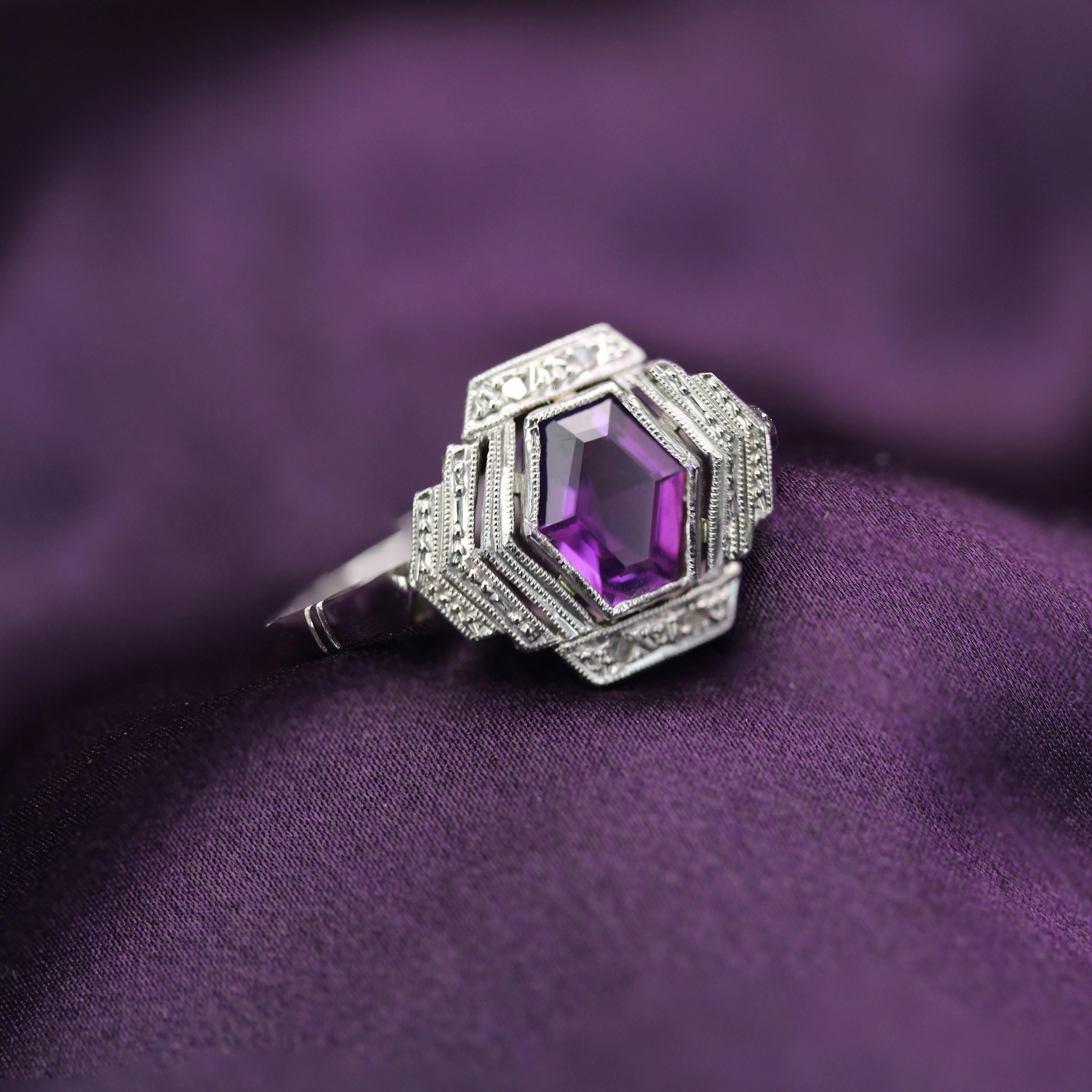 French 1925s Art Deco Amethyst Diamonds 18 Karat White Gold Ring In Good Condition In Poitiers, FR