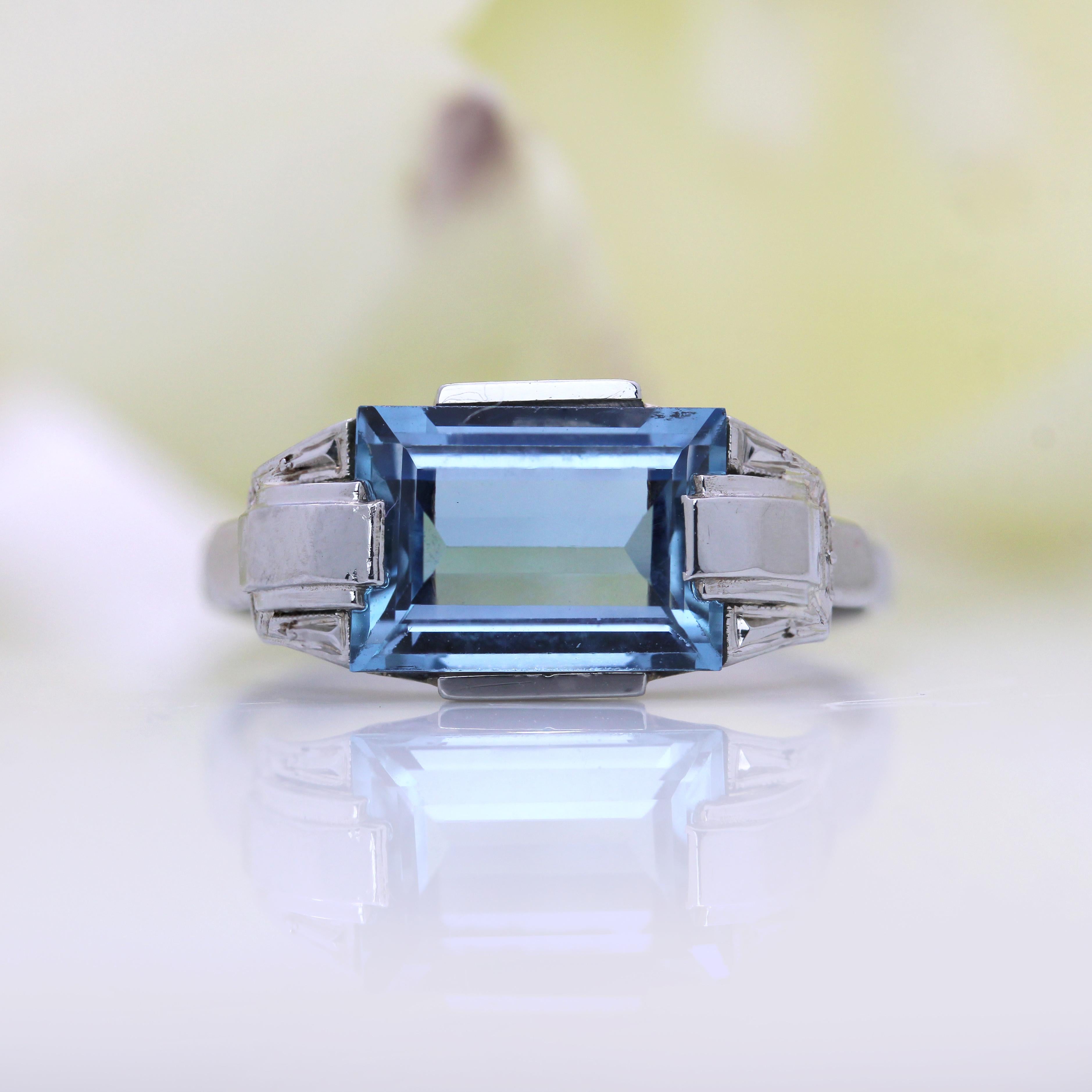 Taglio smeraldo Anello francese Art Déco del 1925 con acquamarina in oro bianco 18 carati in vendita