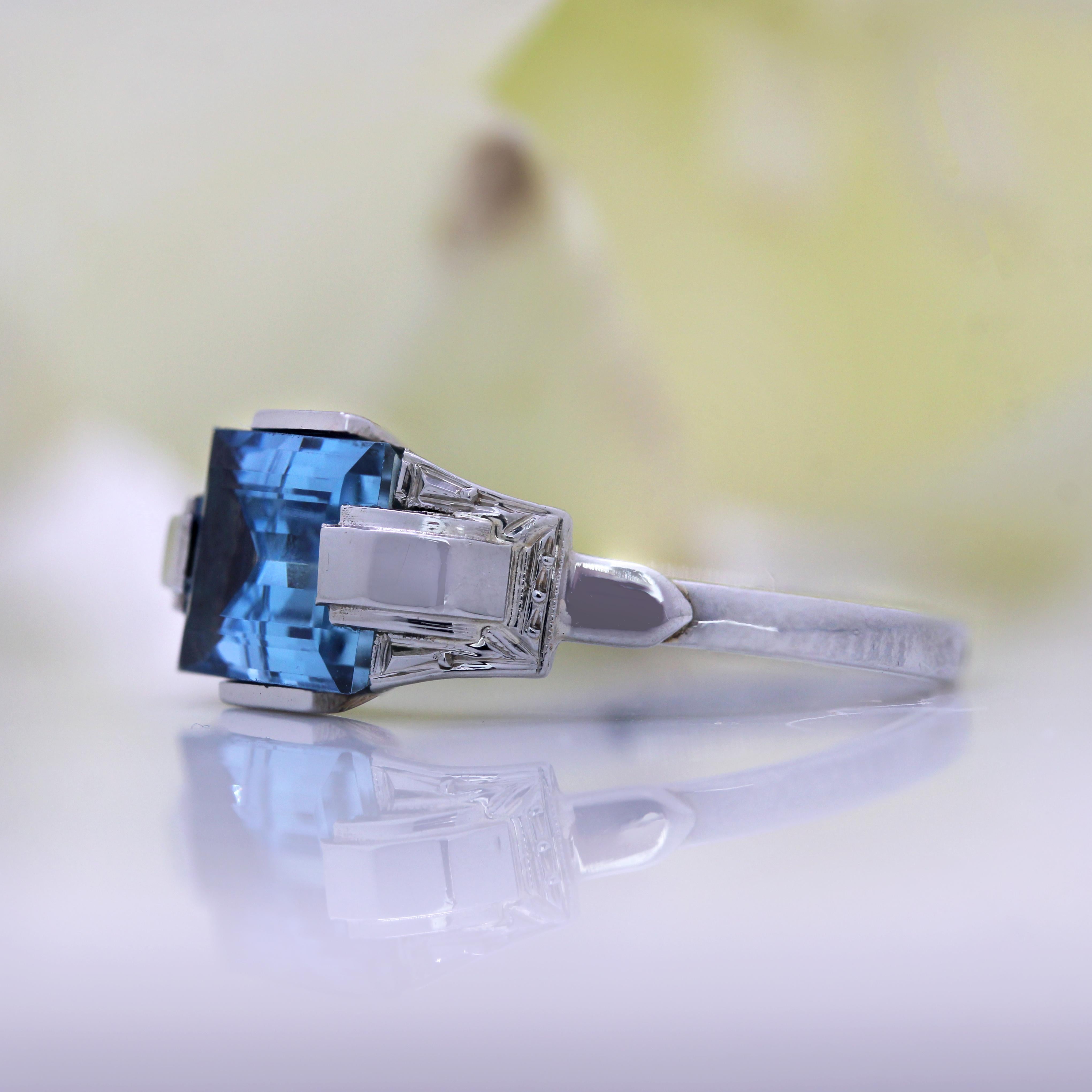 Anello francese Art Déco del 1925 con acquamarina in oro bianco 18 carati in vendita 4