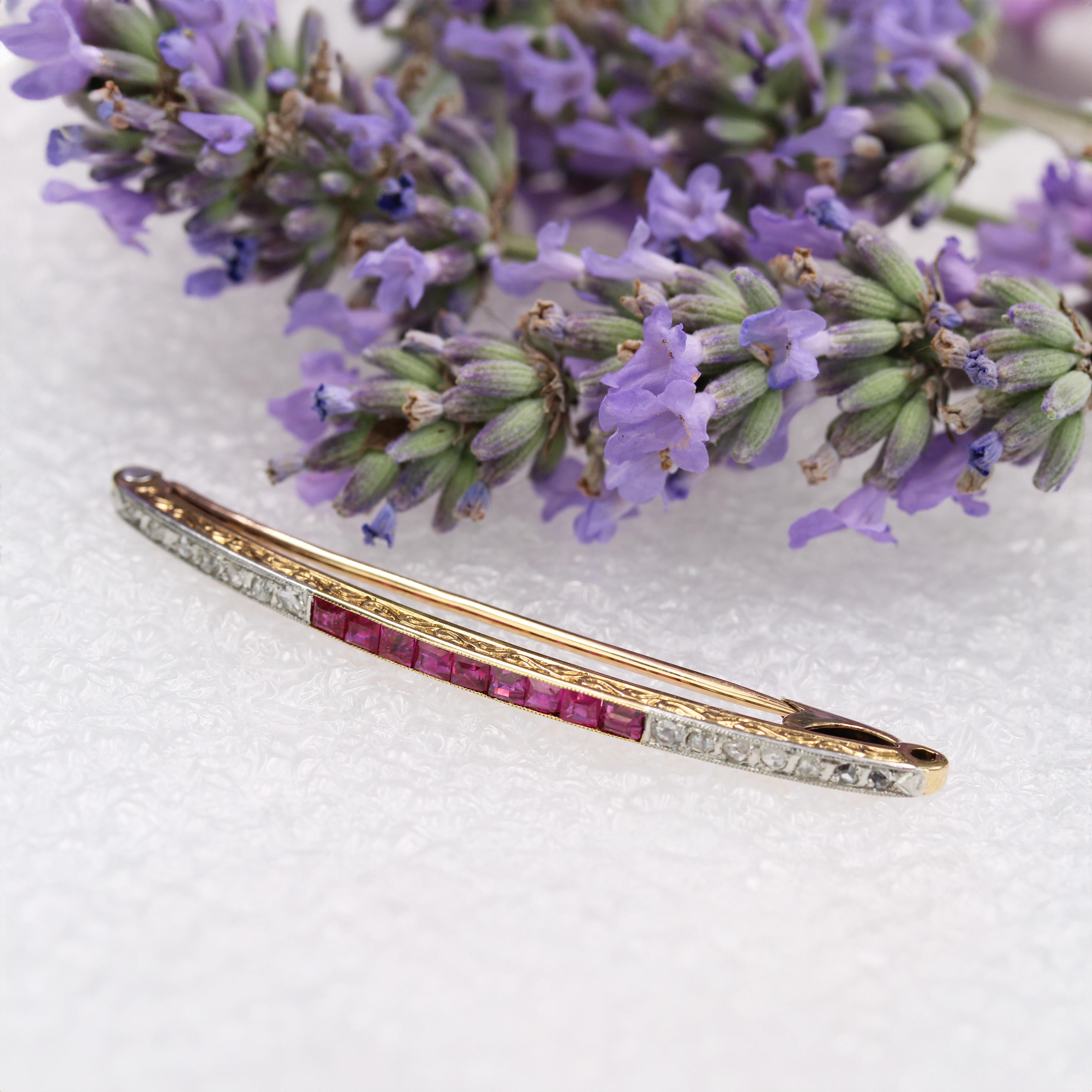 French 1925s Art Deco Diamonds 18 Karat Yellow Gold Line Brooch In Good Condition For Sale In Poitiers, FR