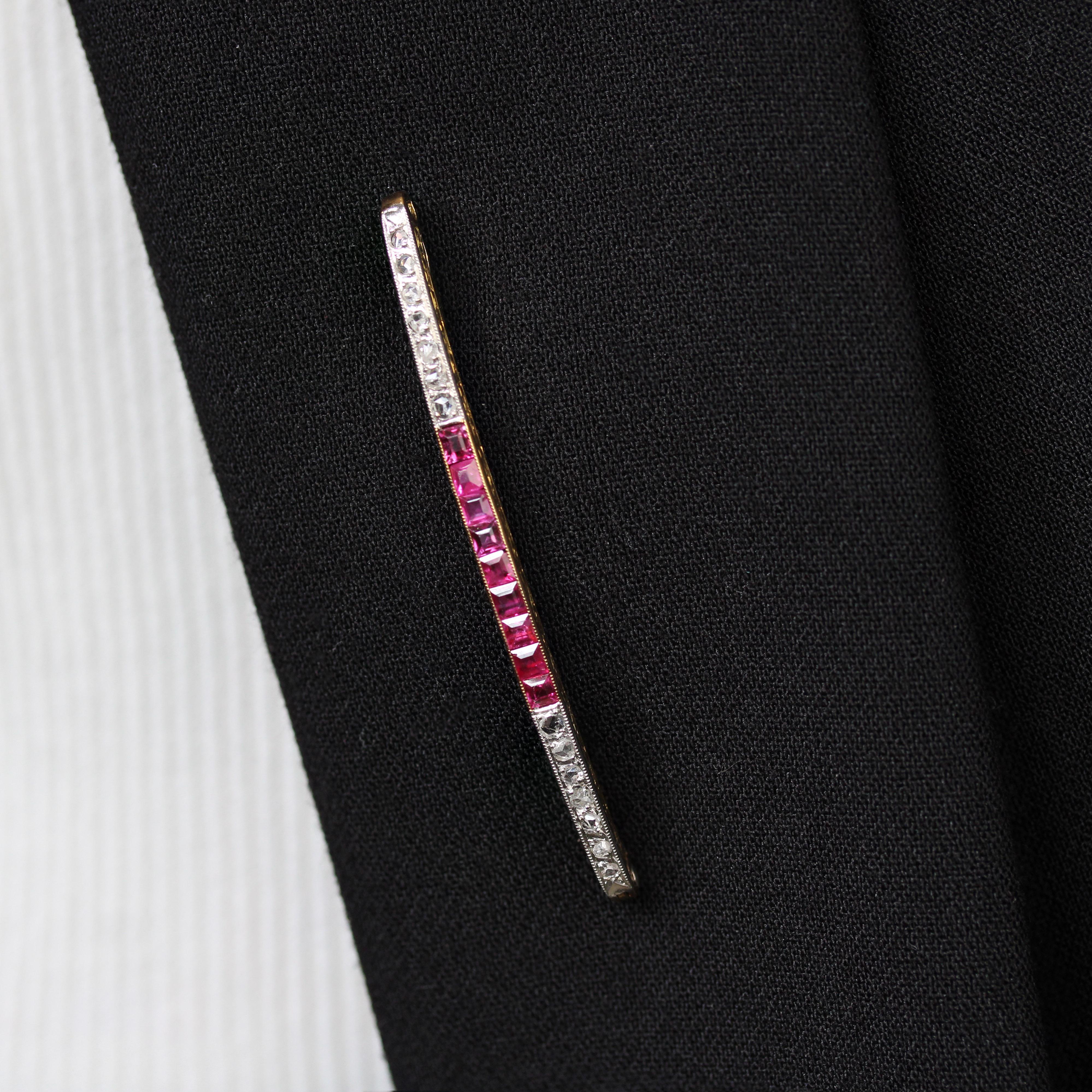 French 1925s Art Deco Diamonds 18 Karat Yellow Gold Line Brooch For Sale 7
