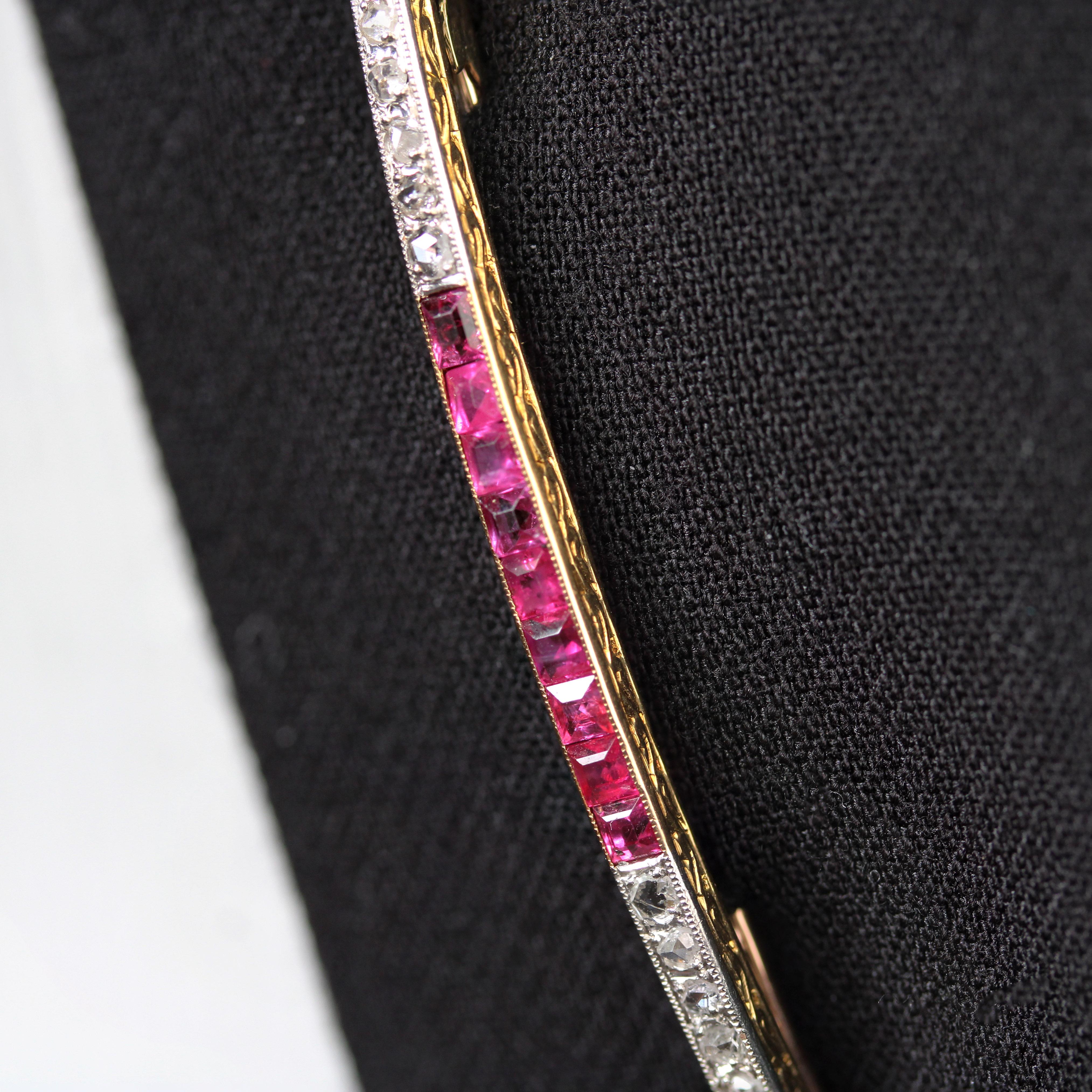 French 1925s Art Deco Diamonds 18 Karat Yellow Gold Line Brooch For Sale 4