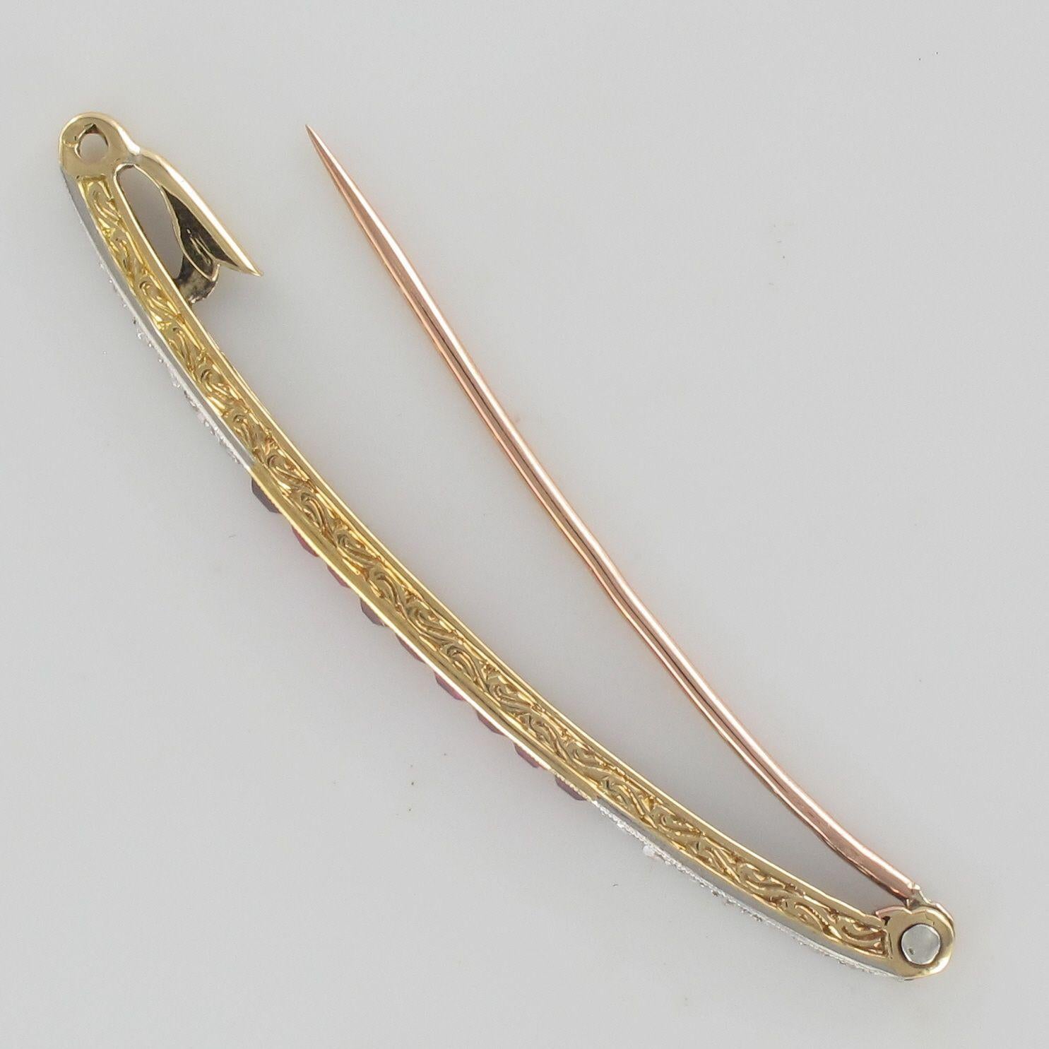 Taille rose Broche ligne Art déco française en or jaune 18 carats et diamants, années 1925 en vente