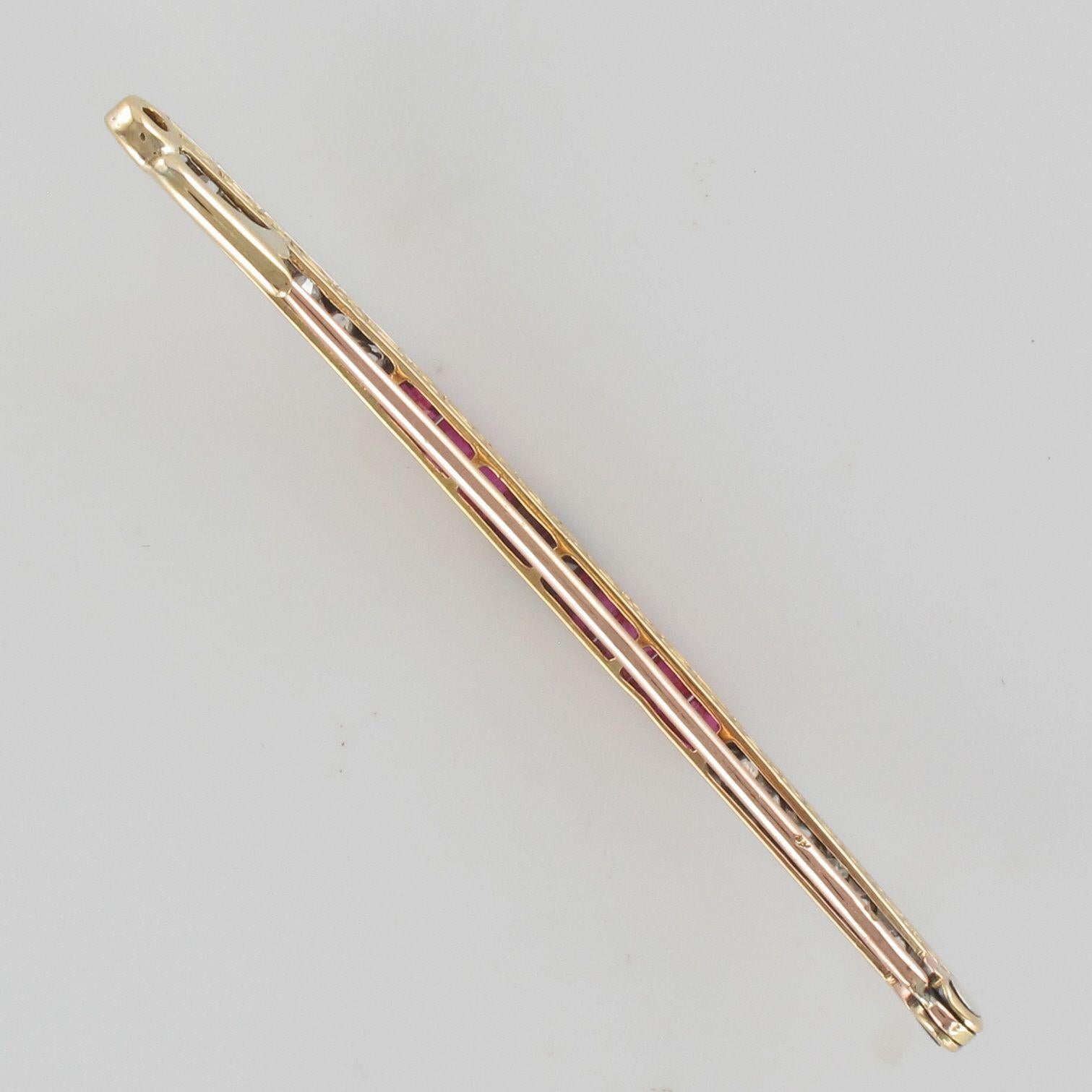 French 1925s Art Deco Diamonds 18 Karat Yellow Gold Line Brooch In Good Condition For Sale In Poitiers, FR