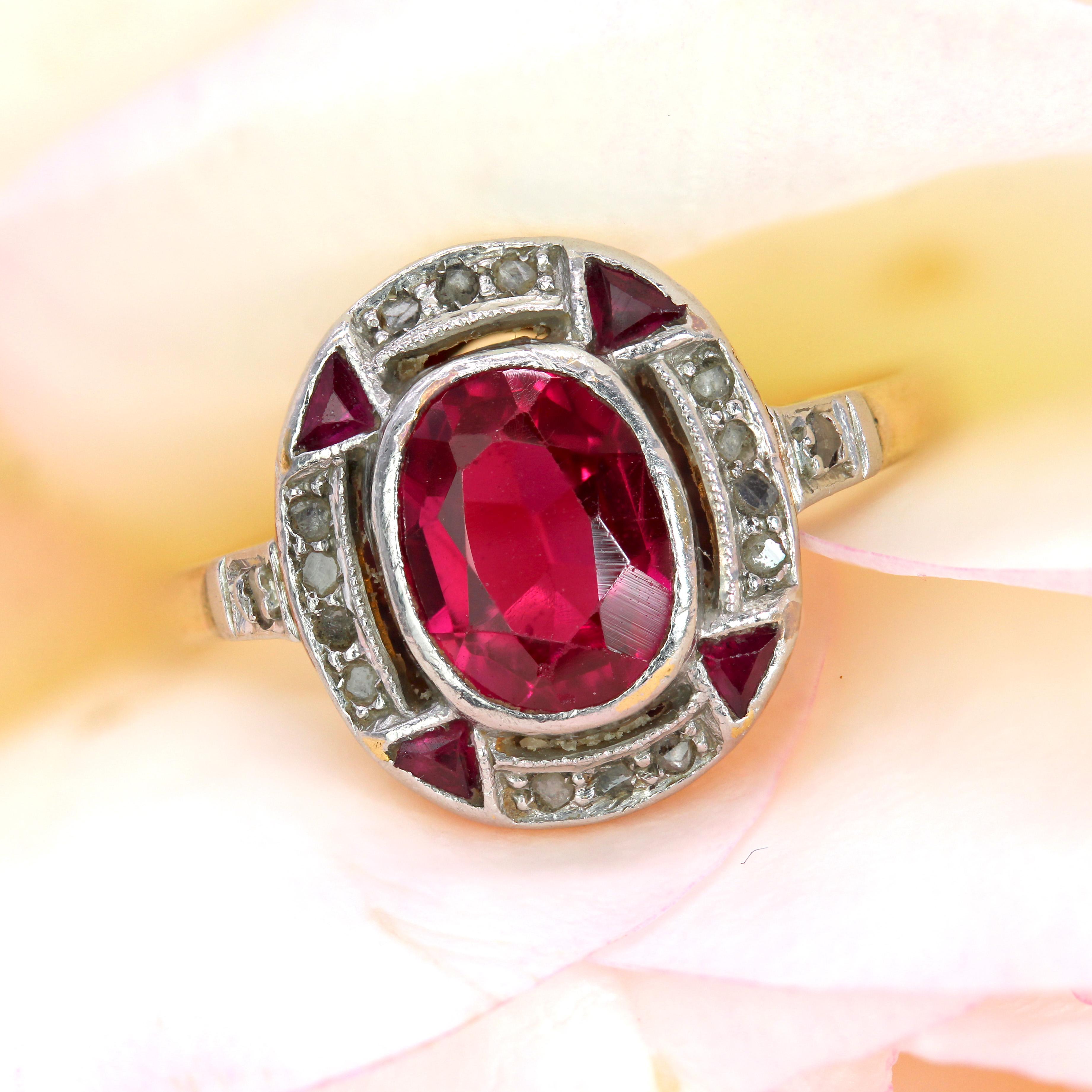 French 1925s Art Deco Diamonds Verneuil Ruby 18 Karat Yellow Gold Ring in vendita 1