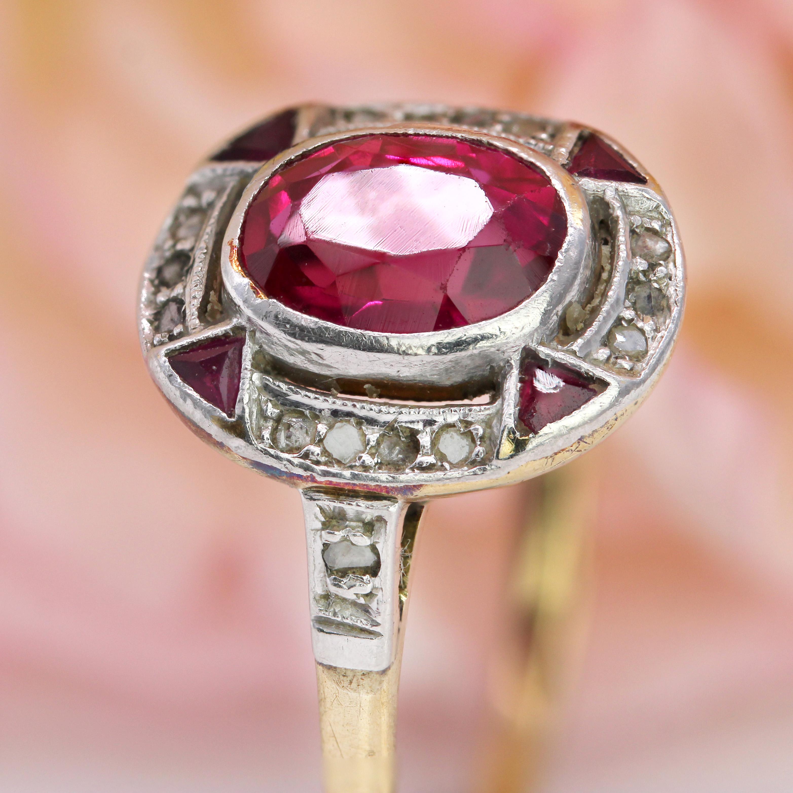 French 1925s Art Deco Diamonds Verneuil Ruby 18 Karat Yellow Gold Ring in vendita 2