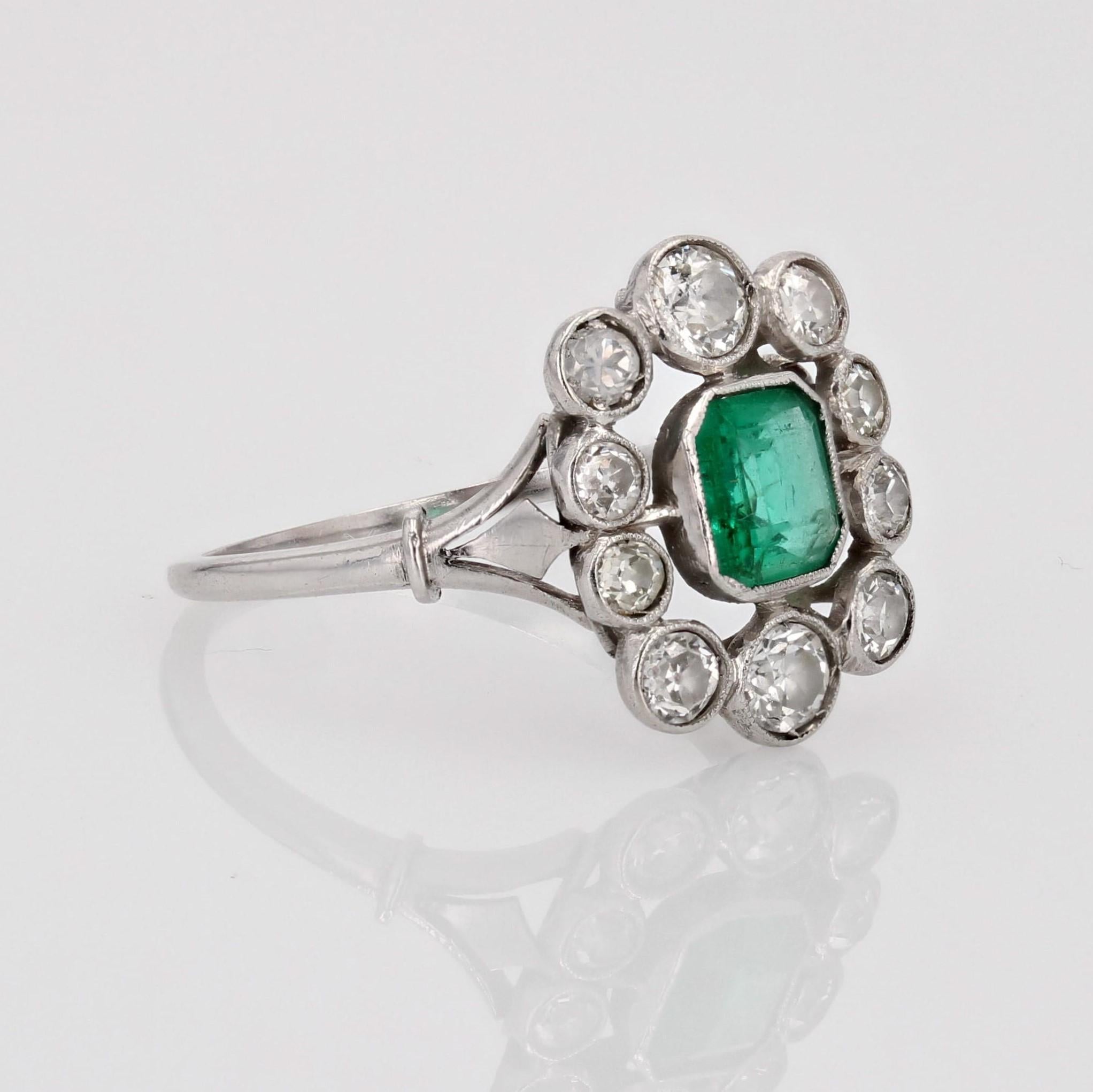 French 1925s Art Deco Emerald Diamonds Platinum Daisy Ring For Sale 5