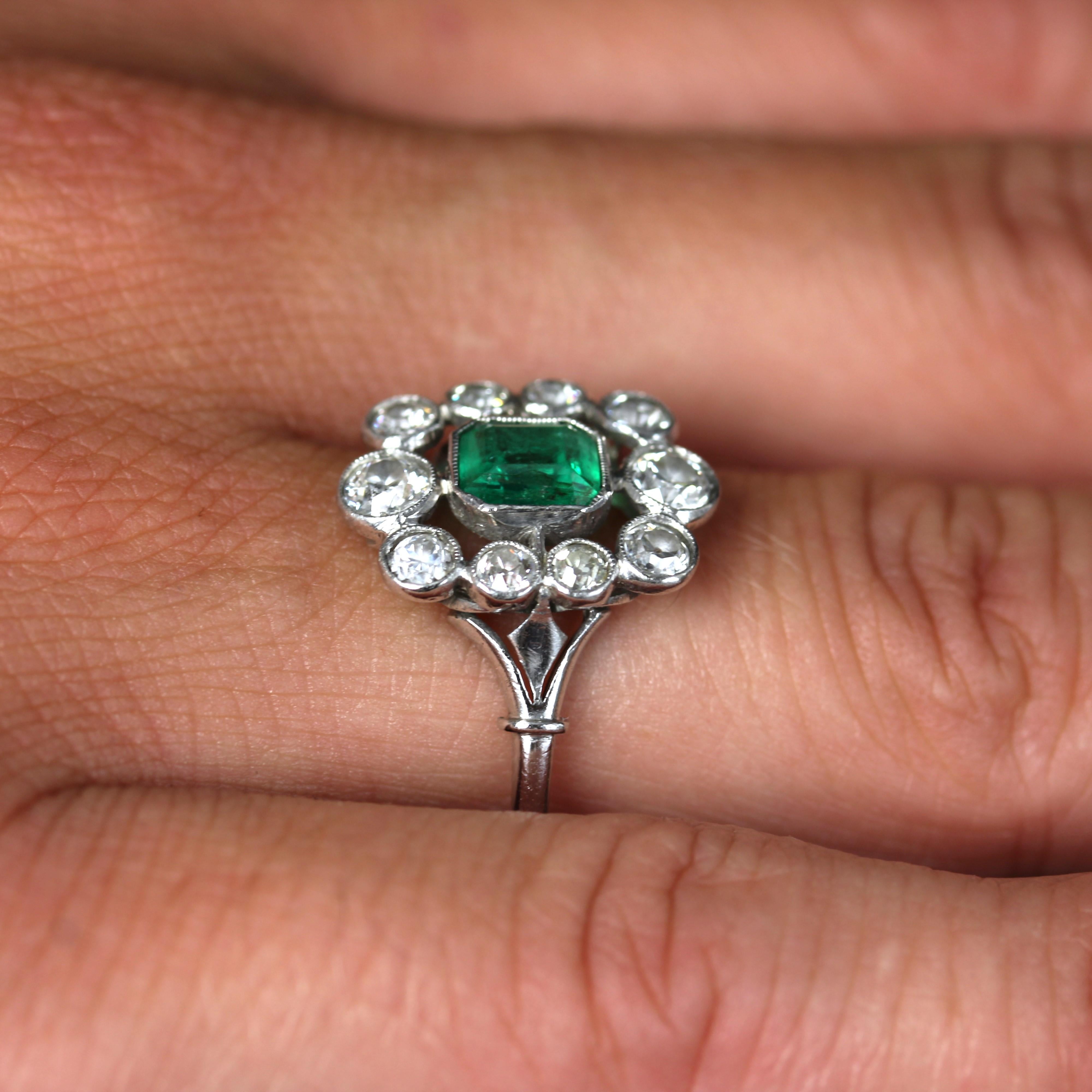 French 1925s Art Deco Emerald Diamonds Platinum Daisy Ring For Sale 6