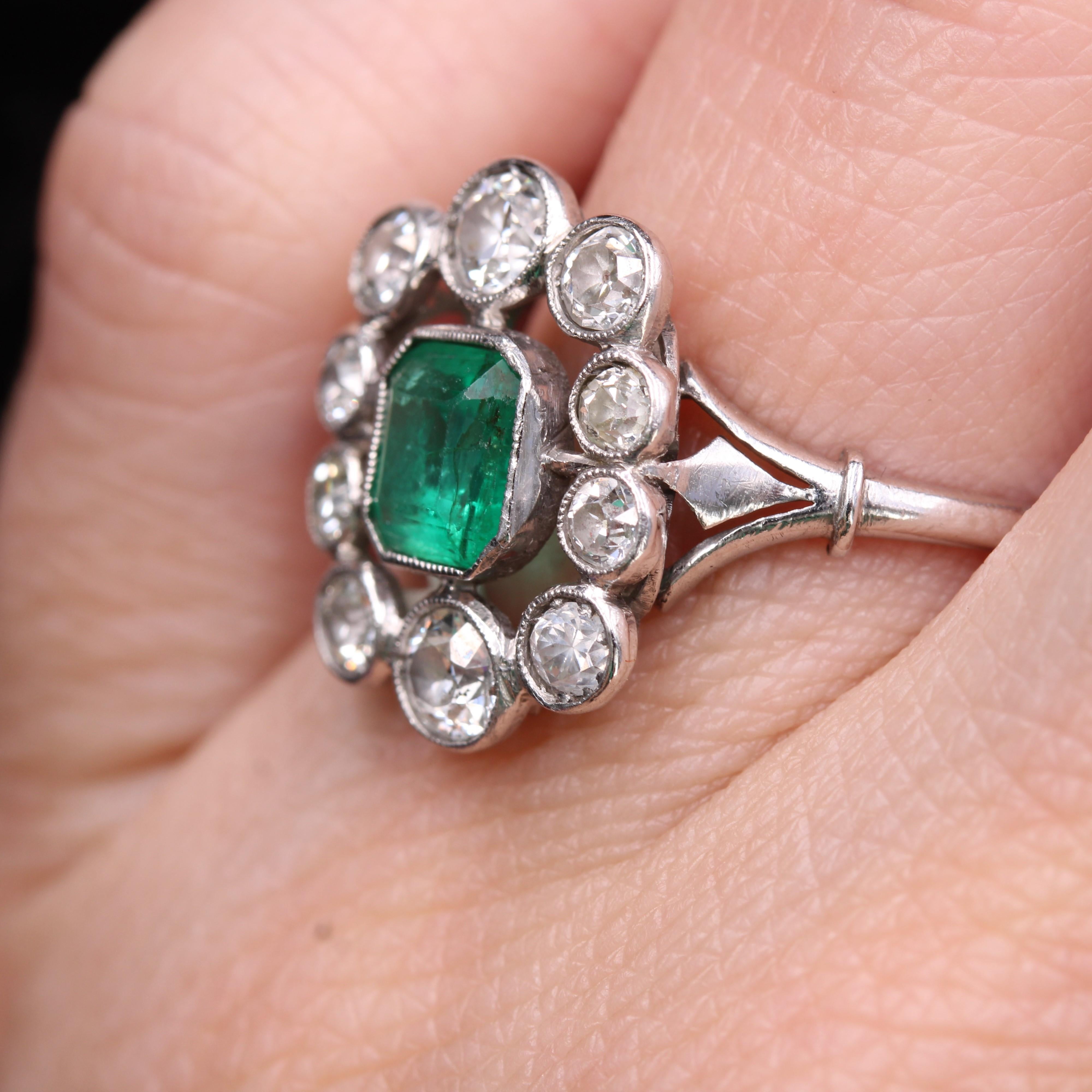 French 1925s Art Deco Emerald Diamonds Platinum Daisy Ring For Sale 7