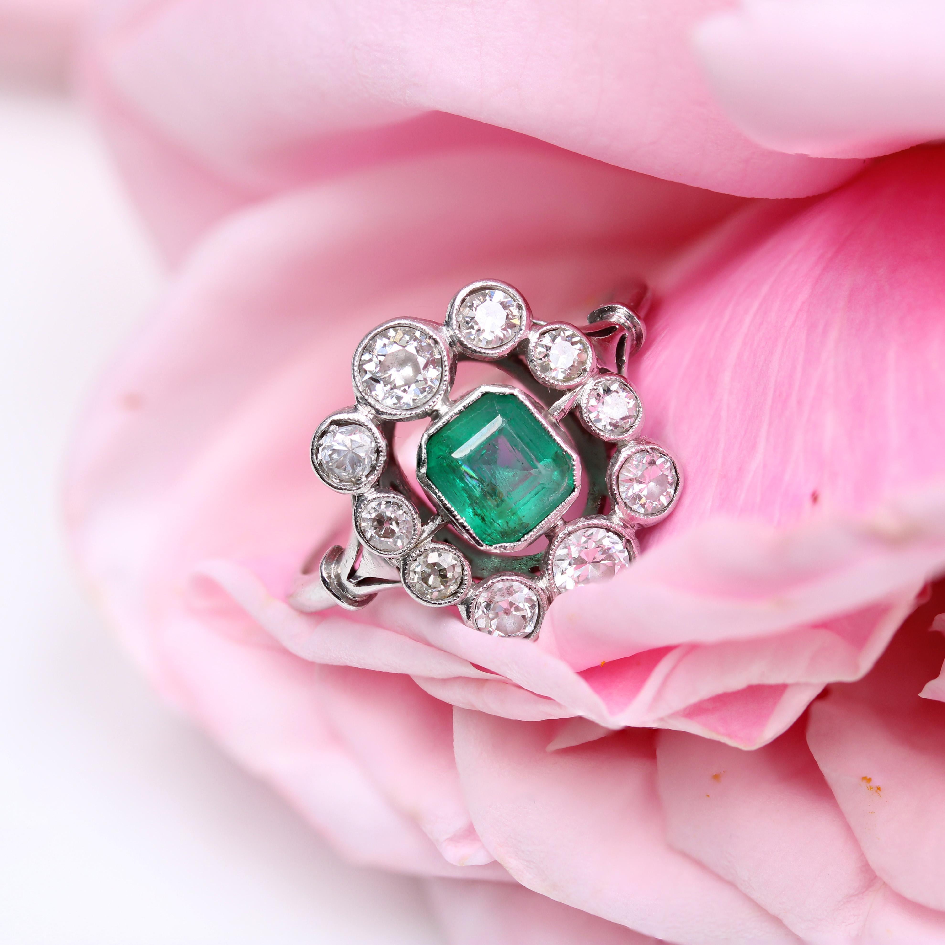 French 1925s Art Deco Emerald Diamonds Platinum Daisy Ring For Sale 8
