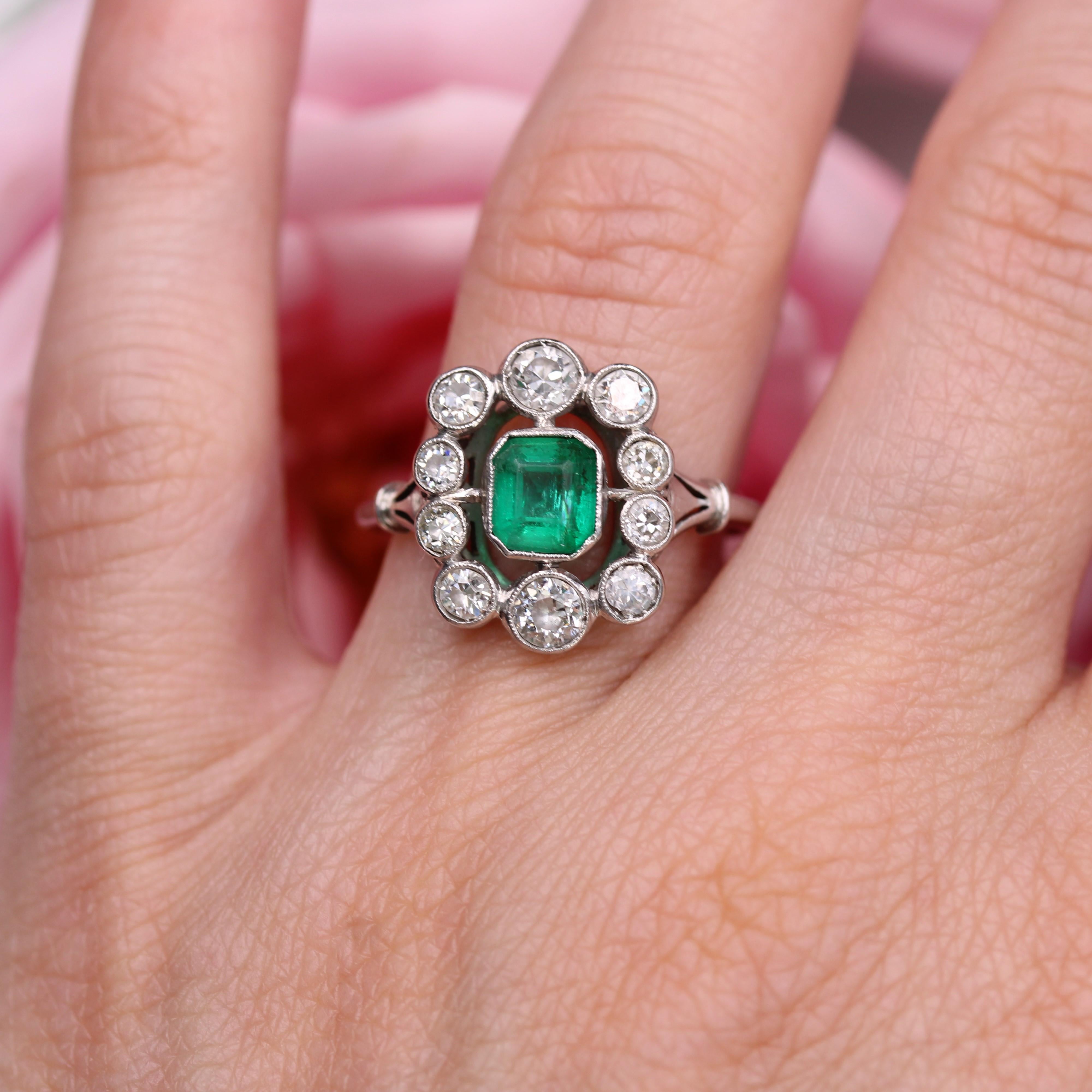 French 1925s Art Deco Emerald Diamonds Platinum Daisy Ring For Sale 11