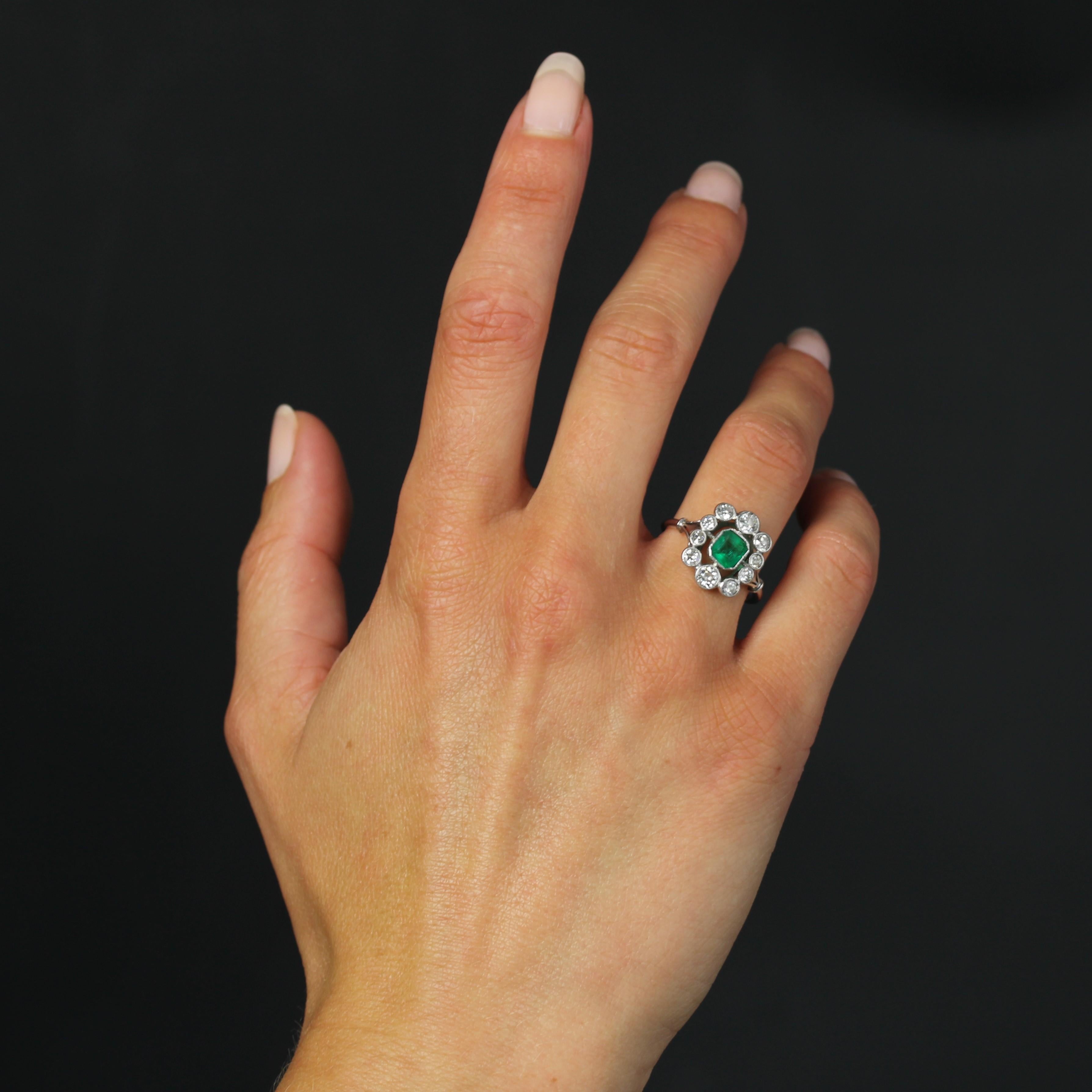 French 1925s Art Deco Emerald Diamonds Platinum Daisy Ring In Good Condition For Sale In Poitiers, FR