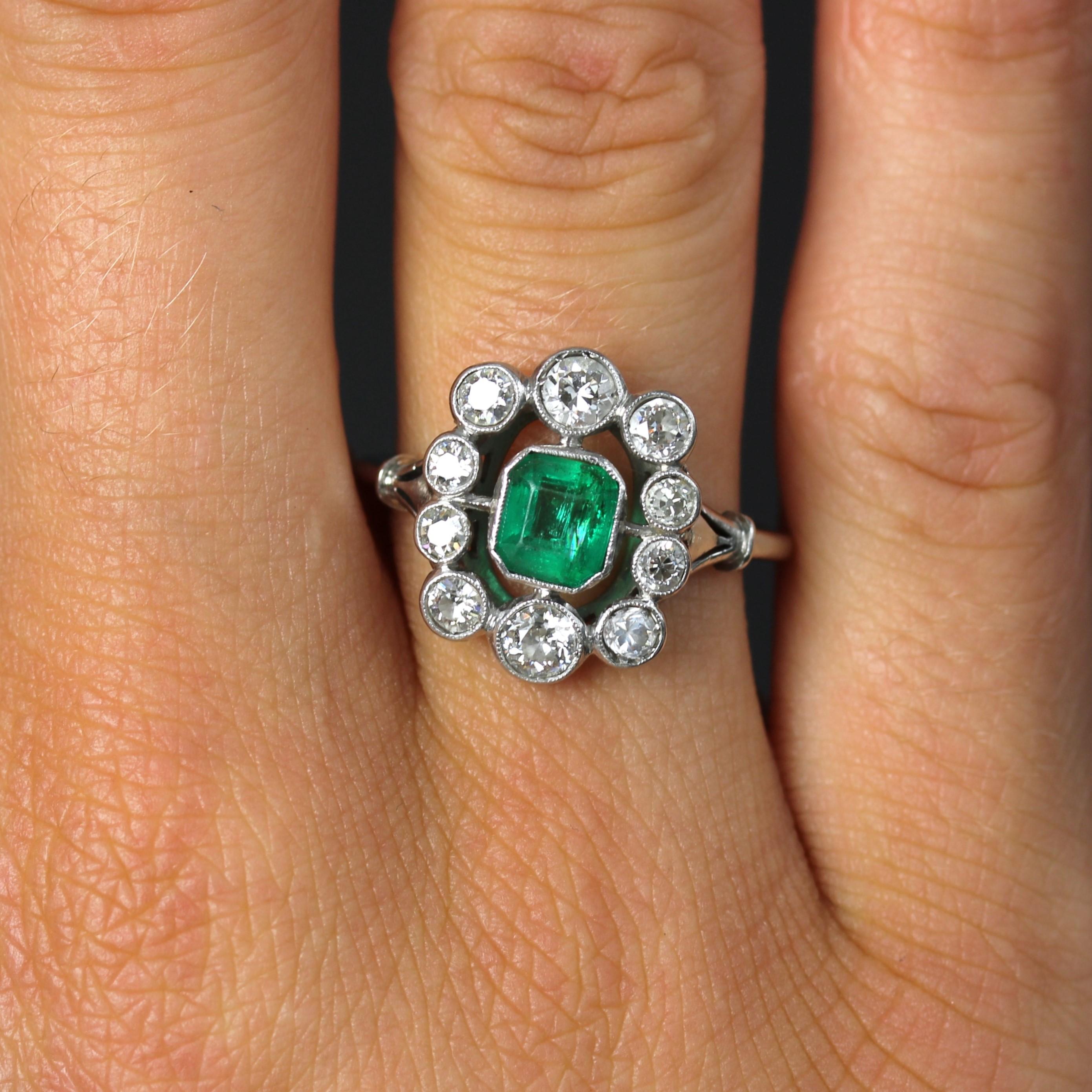 French 1925s Art Deco Emerald Diamonds Platinum Daisy Ring For Sale 1