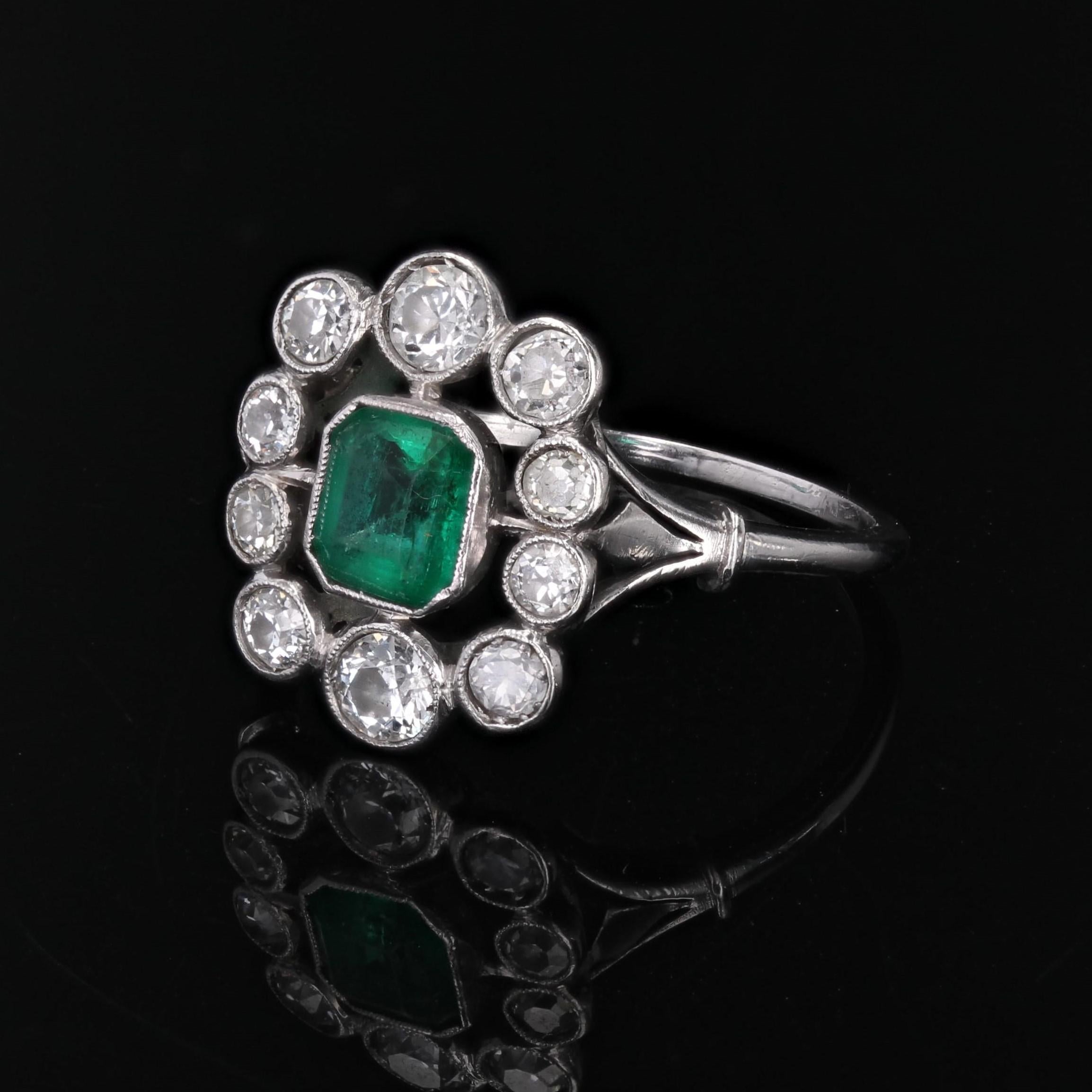 French 1925s Art Deco Emerald Diamonds Platinum Daisy Ring For Sale 2