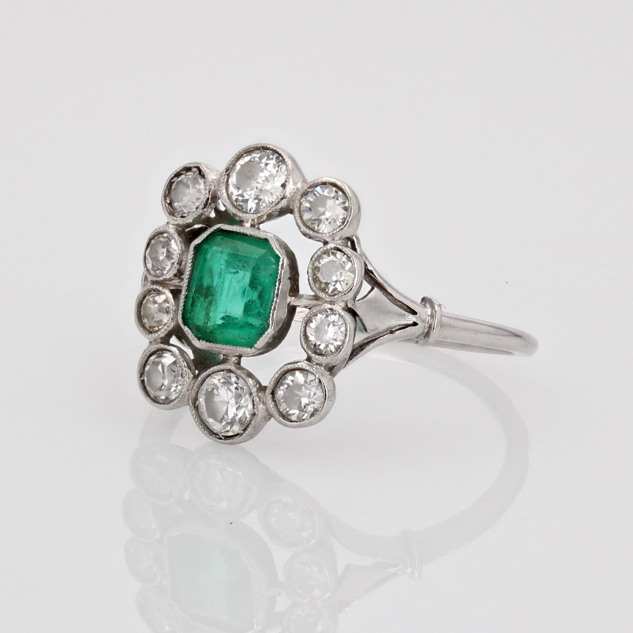 French 1925s Art Deco Emerald Diamonds Platinum Daisy Ring For Sale 3